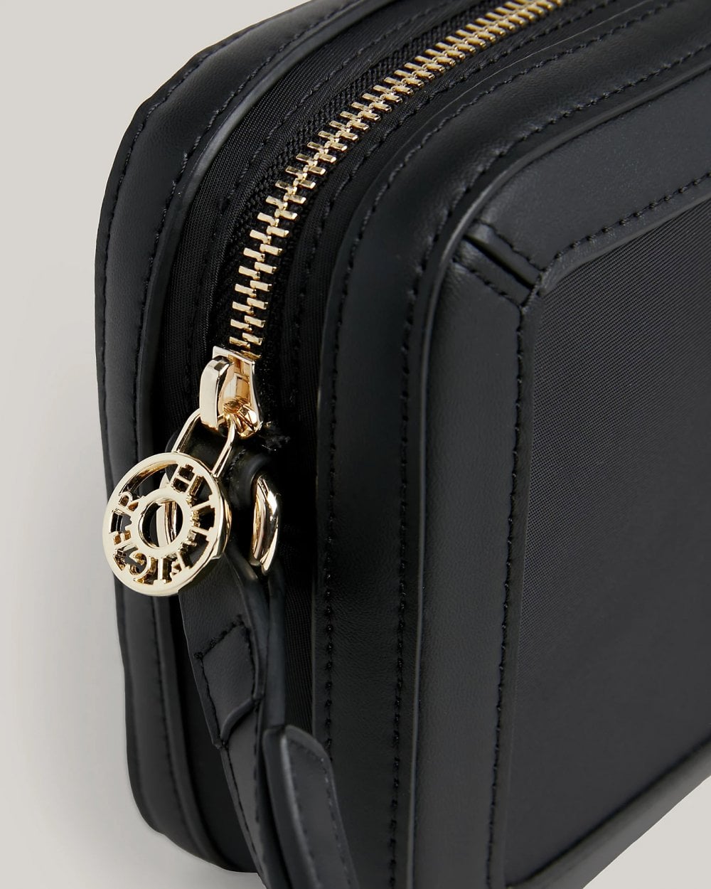 Tommy Hilfiger TH Essential Womens Smooth Crossover Bag