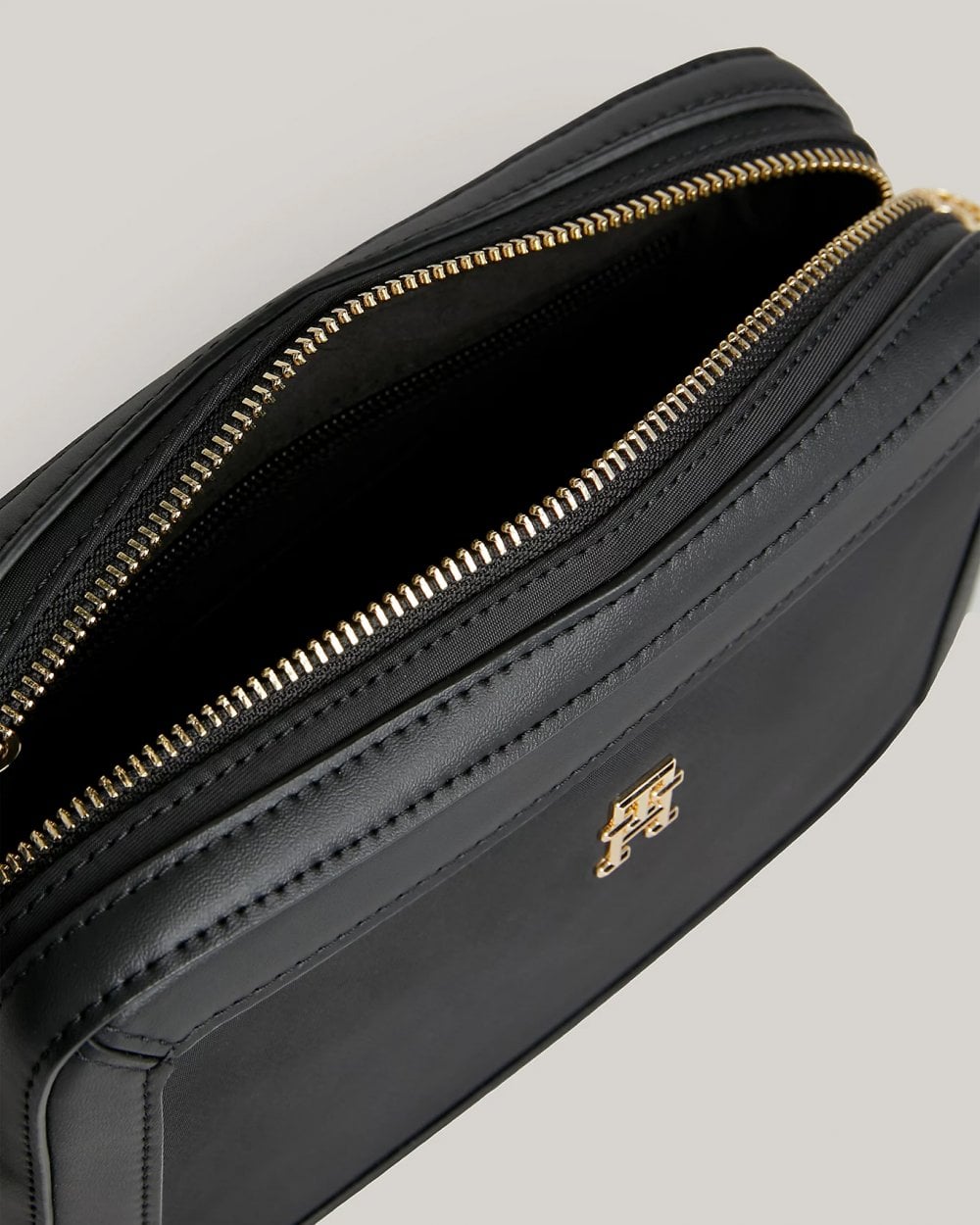 Tommy Hilfiger TH Essential Womens Smooth Crossover Bag