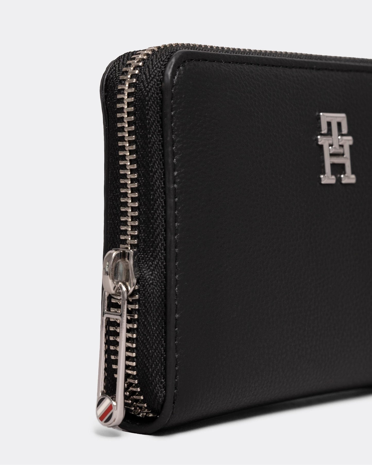 Tommy Hilfiger TH Essential Womens Medium Zip Wallet