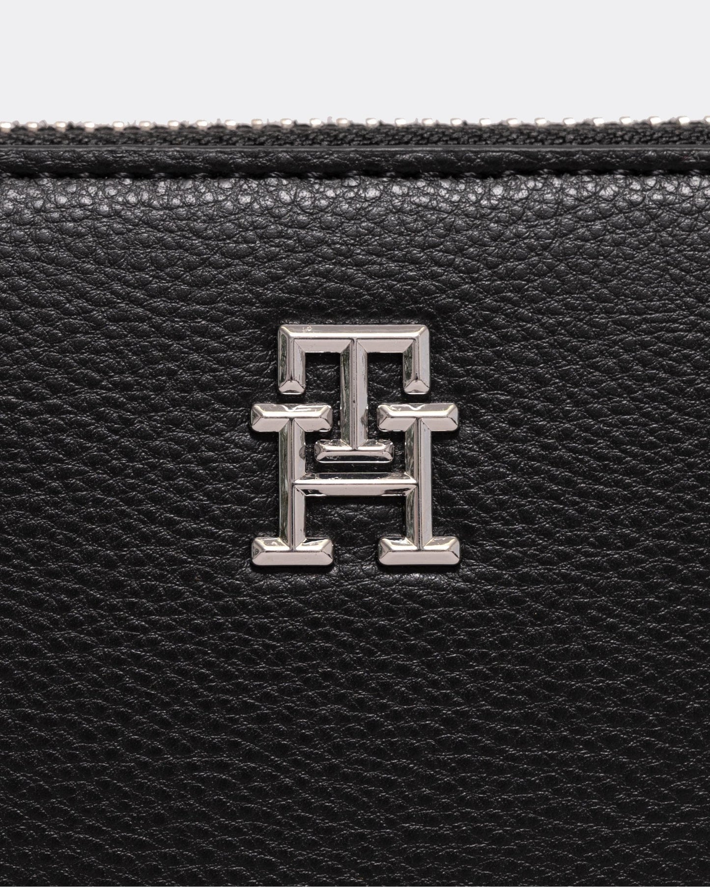Tommy Hilfiger TH Essential Womens Medium Zip Wallet