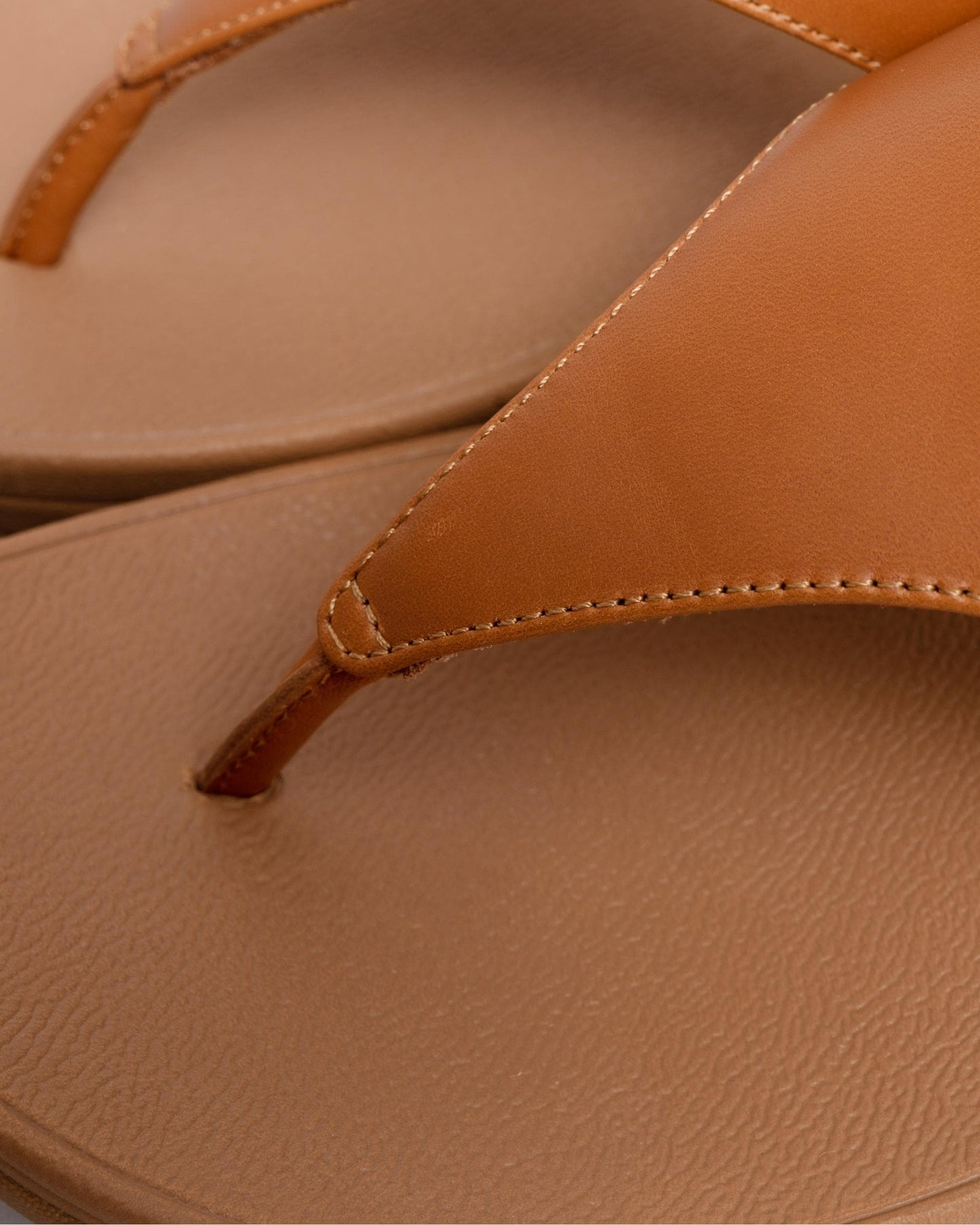 Fitflop Lulu Leather Toepost Womens Flip-Flop - Light Tan 592