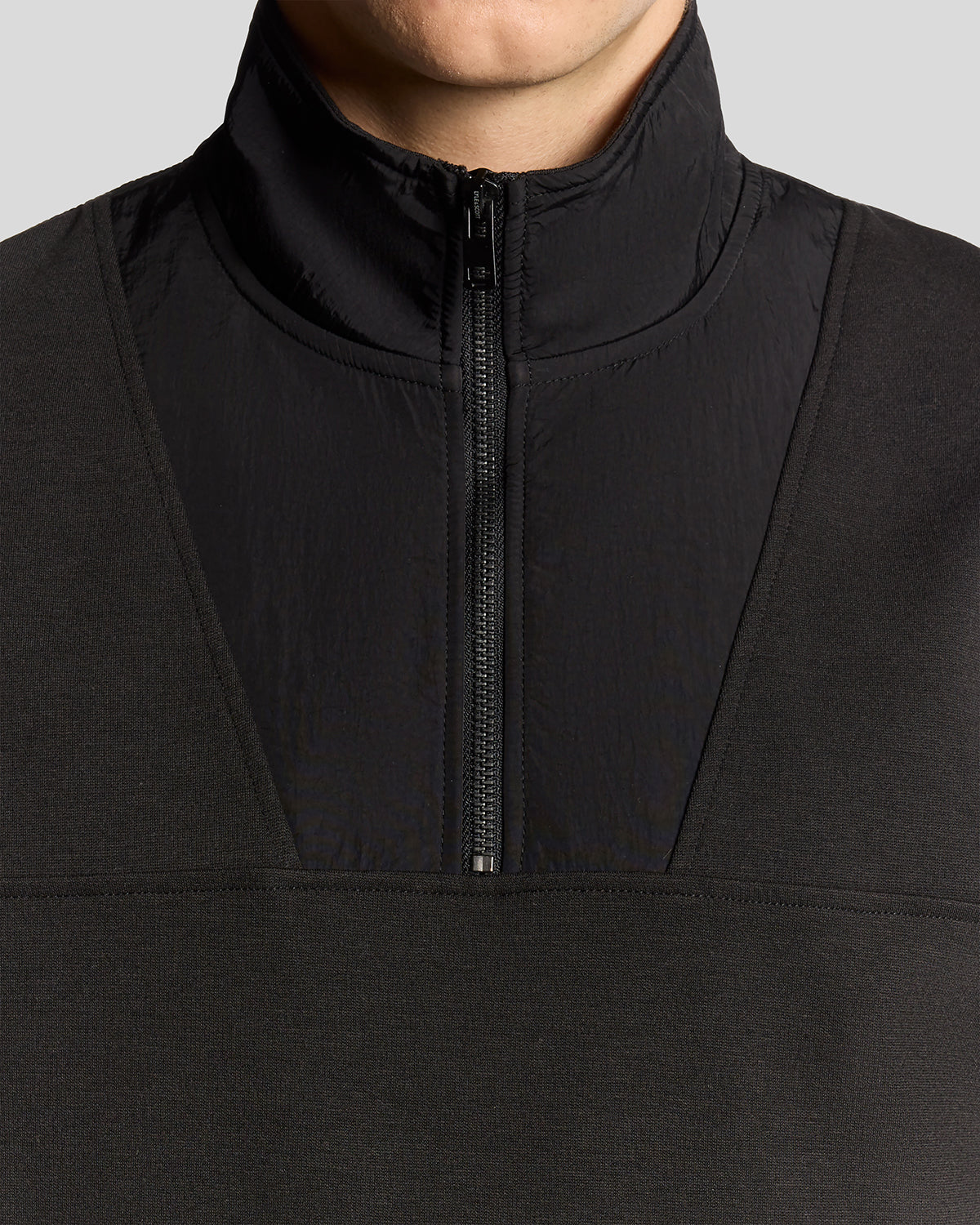 Lyle & Scott Panelled Hybrid Quarter Zip - X002 Black Ice