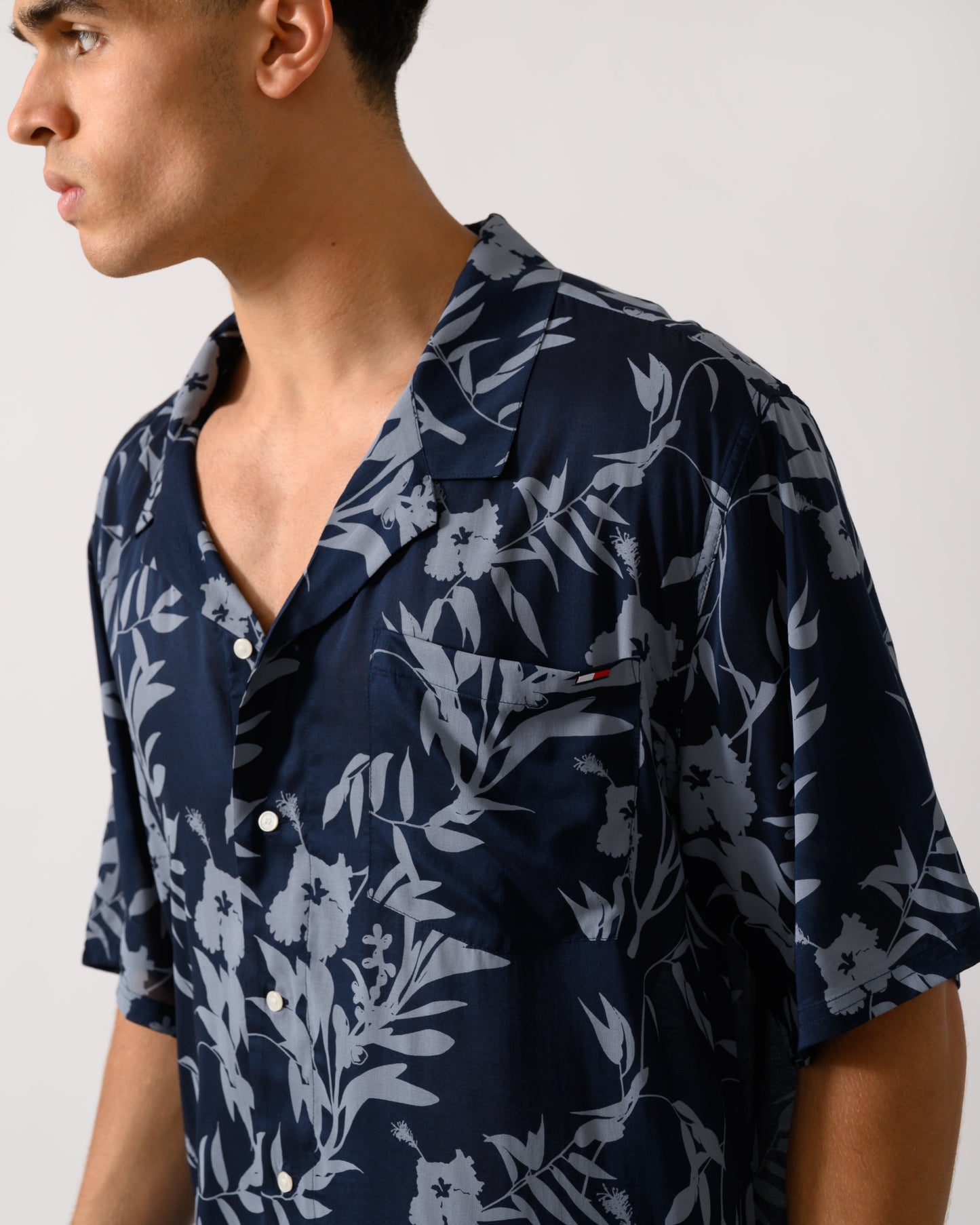 Tommy Hilfiger Mens Bowling Shirt - Floral Tropic Aop Desert Sky