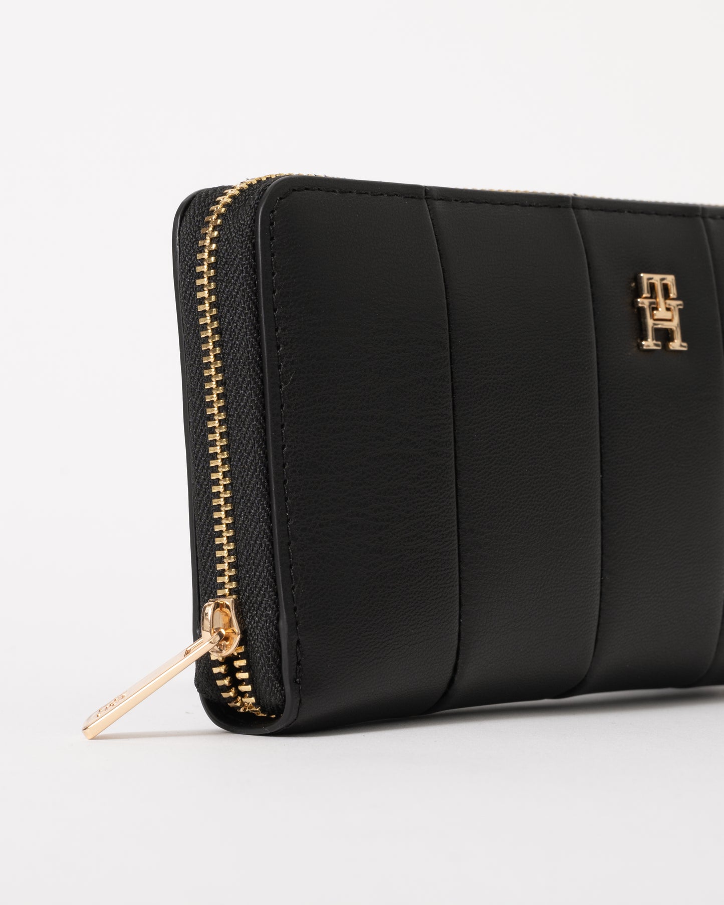 Tommy Hilfiger TH Icon Large Zip-Around Womens Quilted Wallet - Black