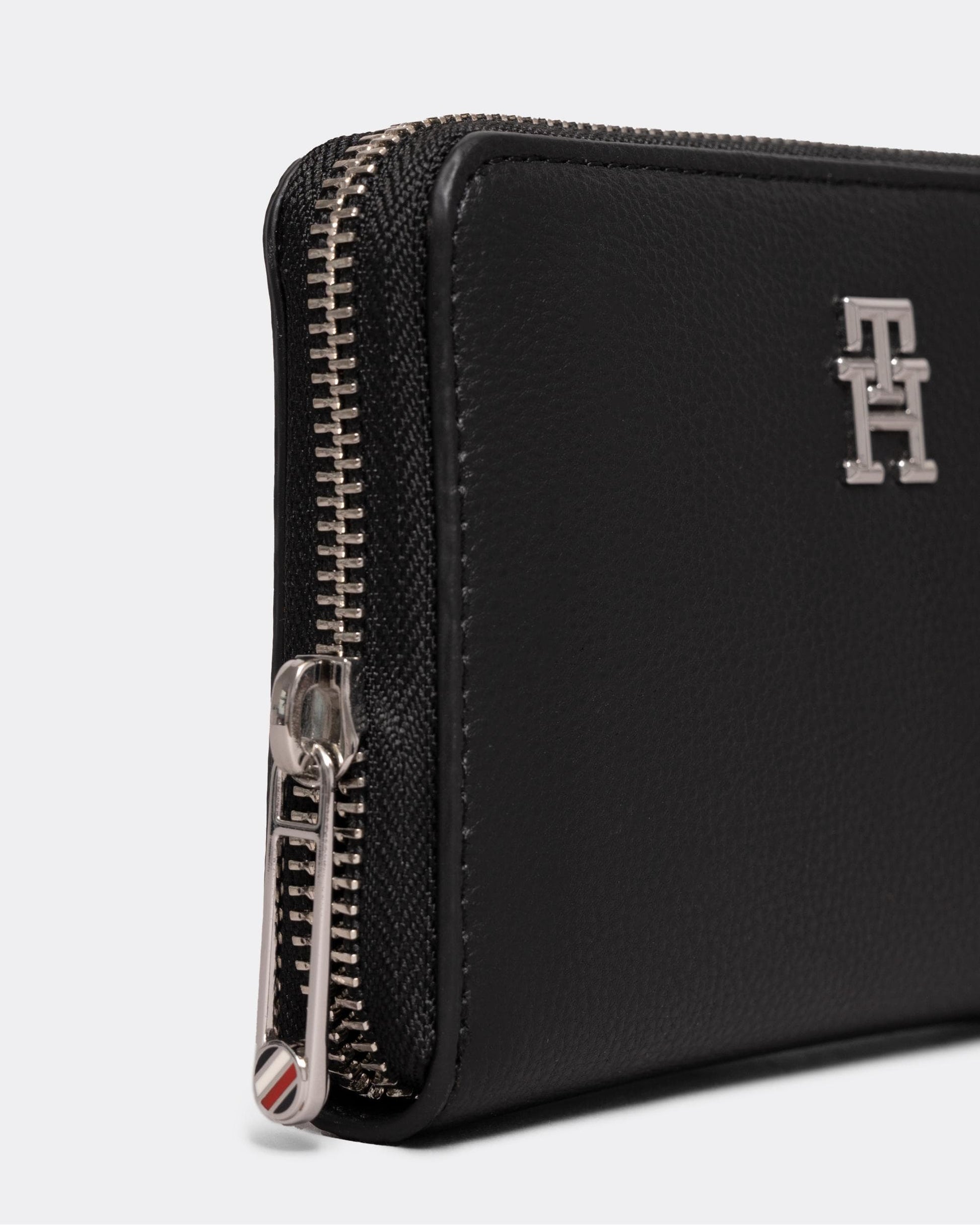 Tommy Hilfiger TH Essential Womens Medium Zip Wallet