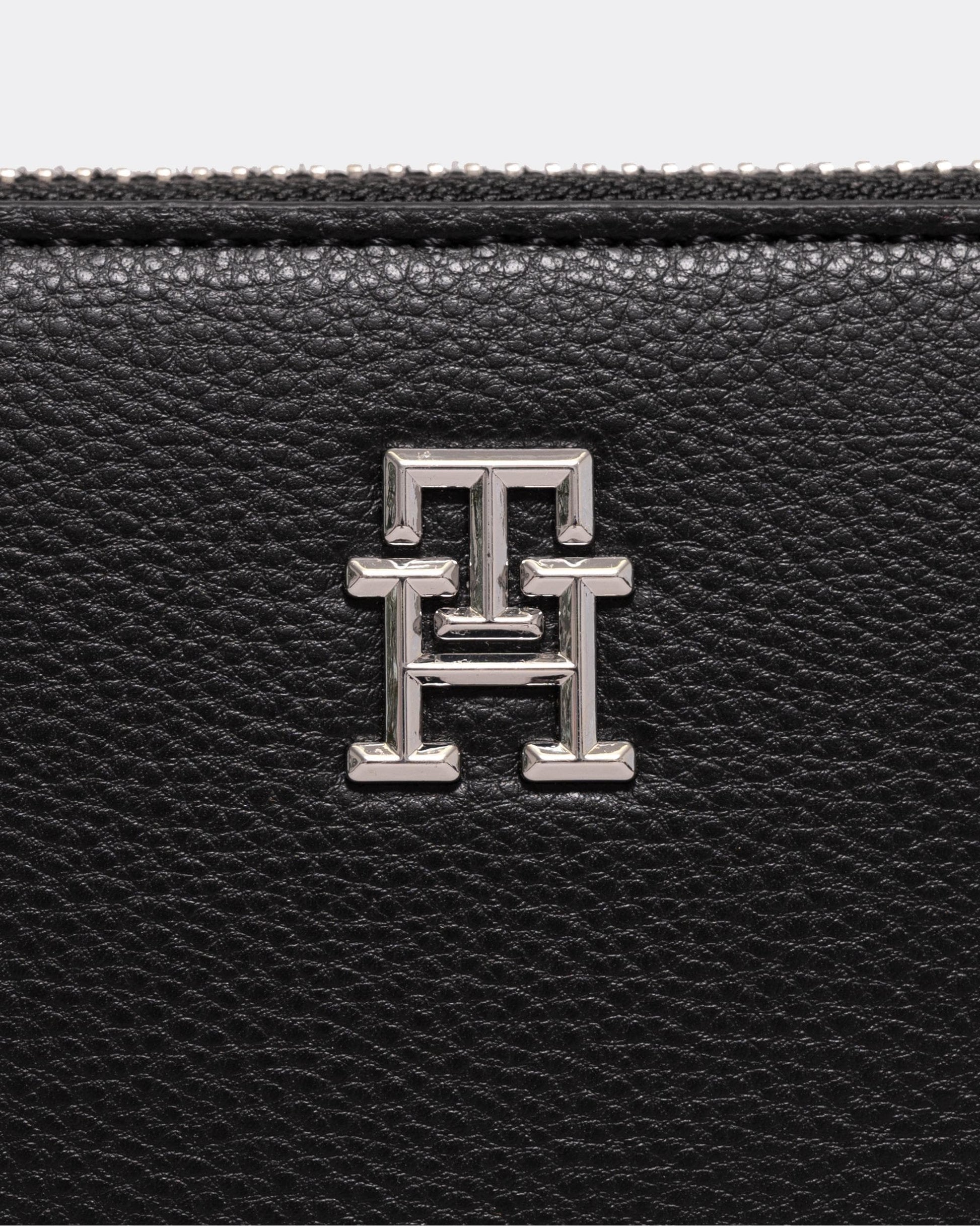 Tommy Hilfiger TH Essential Womens Medium Zip Wallet