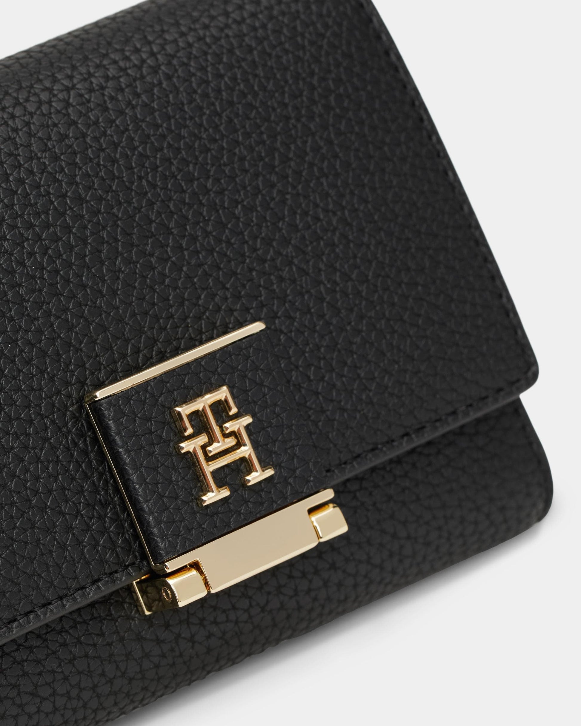 Tommy Hilfiger TH Heritage Womens Medium Flap Latch Purse