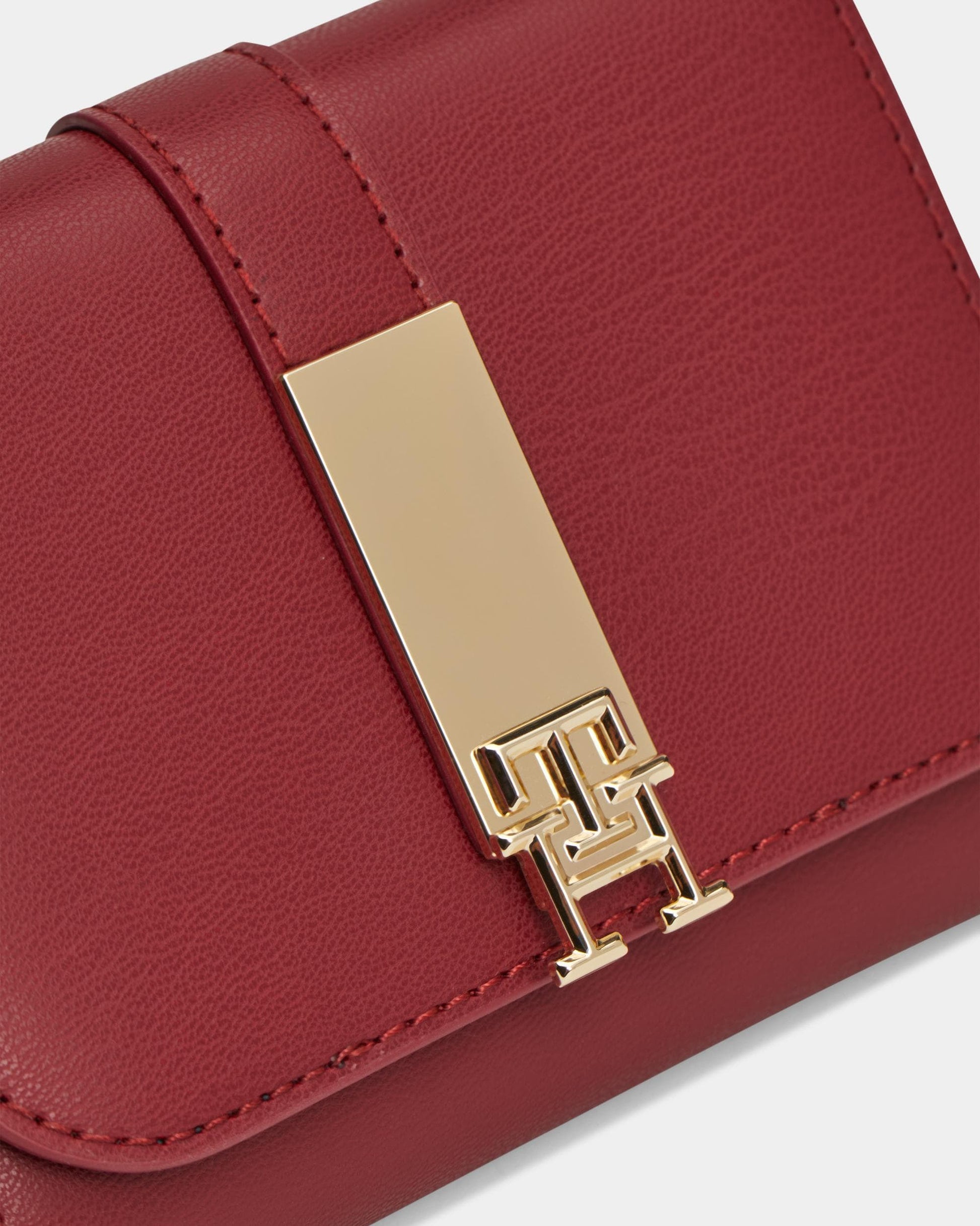 Tommy Hilfiger TH Heritage Womens Medium Flap Purse