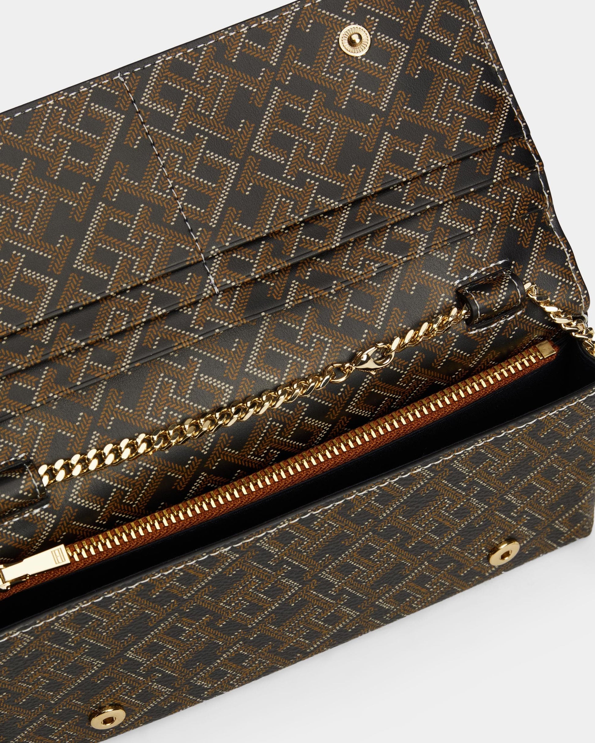 Tommy Hilfiger TH Monoplay Womens Large Flap Purse With Chain