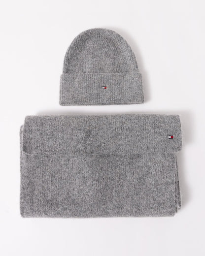 Tommy Hilfiger Essential Flag Fuzzy Womens Beanie & Scarf Gift Set