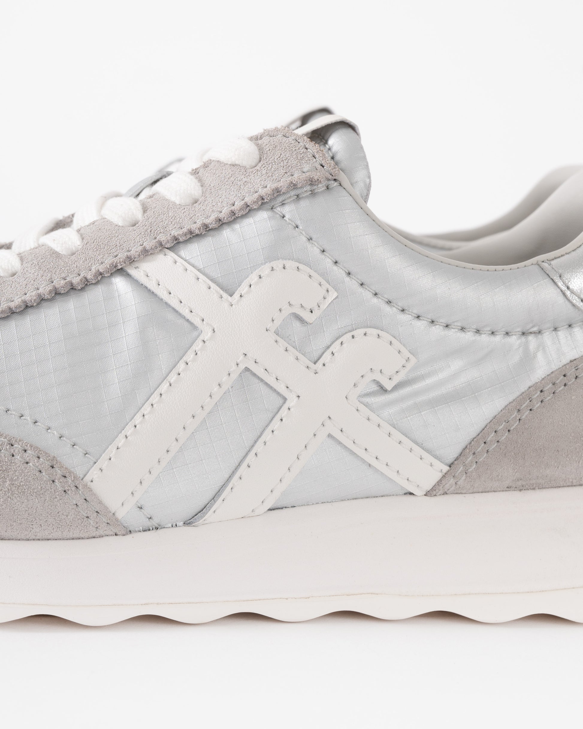 FitFlop Womens Retro-Q FF Metallic-Fabric/Suede Trainers - Silver/Urban White E11 | CHO | Designer Womens Trainers