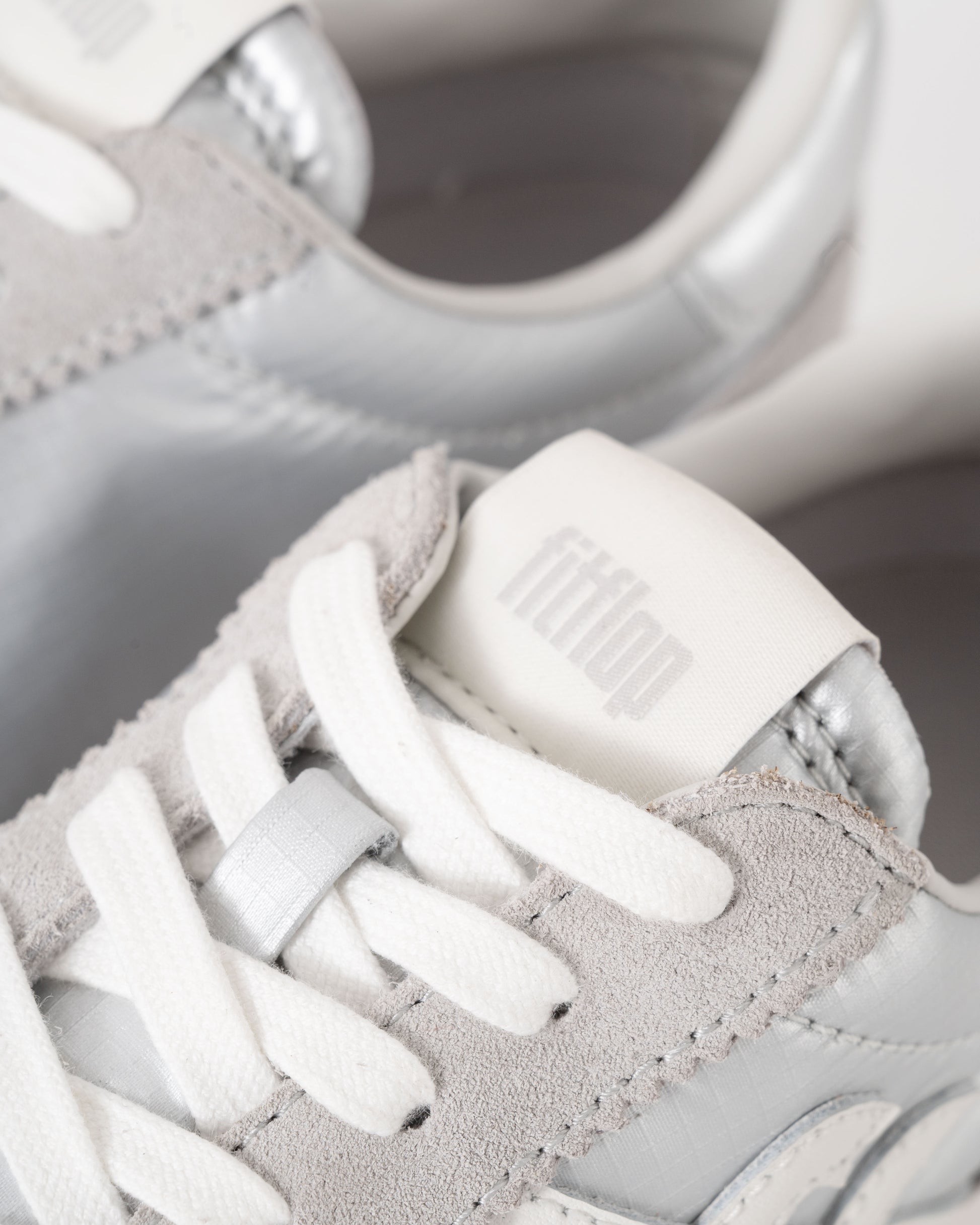 FitFlop Womens Retro-Q FF Metallic-Fabric/Suede Trainers - Silver/Urban White E11 | CHO | Designer Womens Trainers