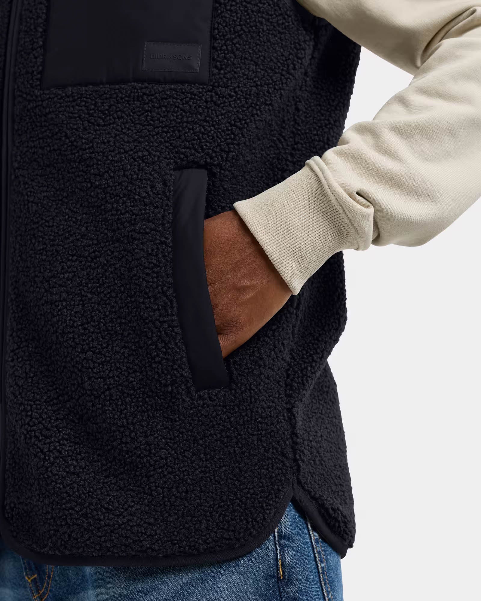 Didriksons Unisex Rasmus Fleece Gilet 2 - Black 060, pocket detail
