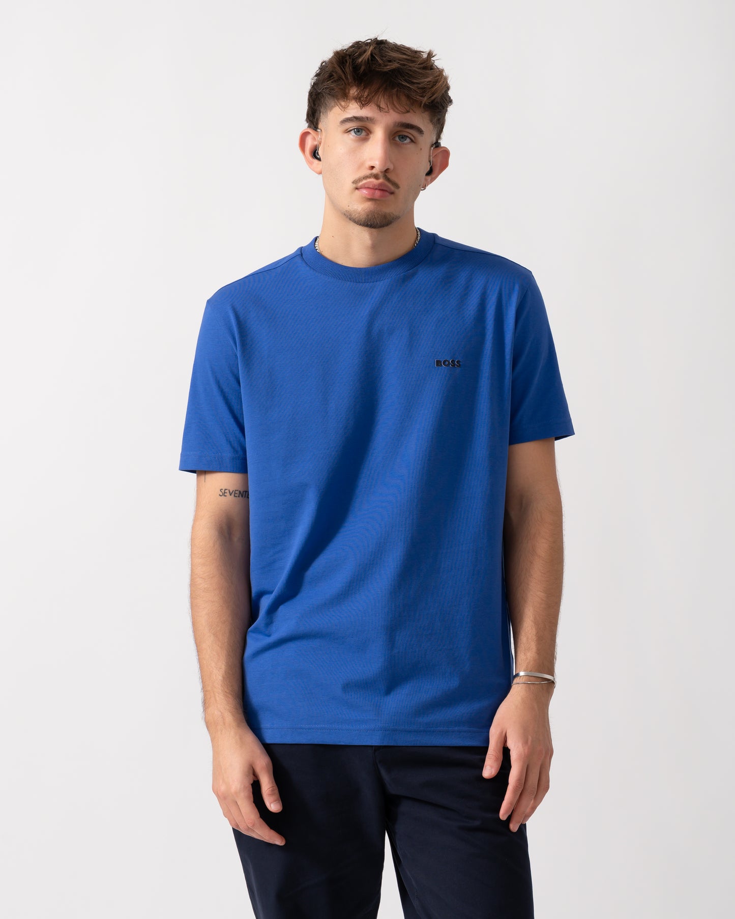 Model wearing a BOSS Green Tee Mens Stretch Cotton T-Shirt with Contrast Logo in Medium Blue