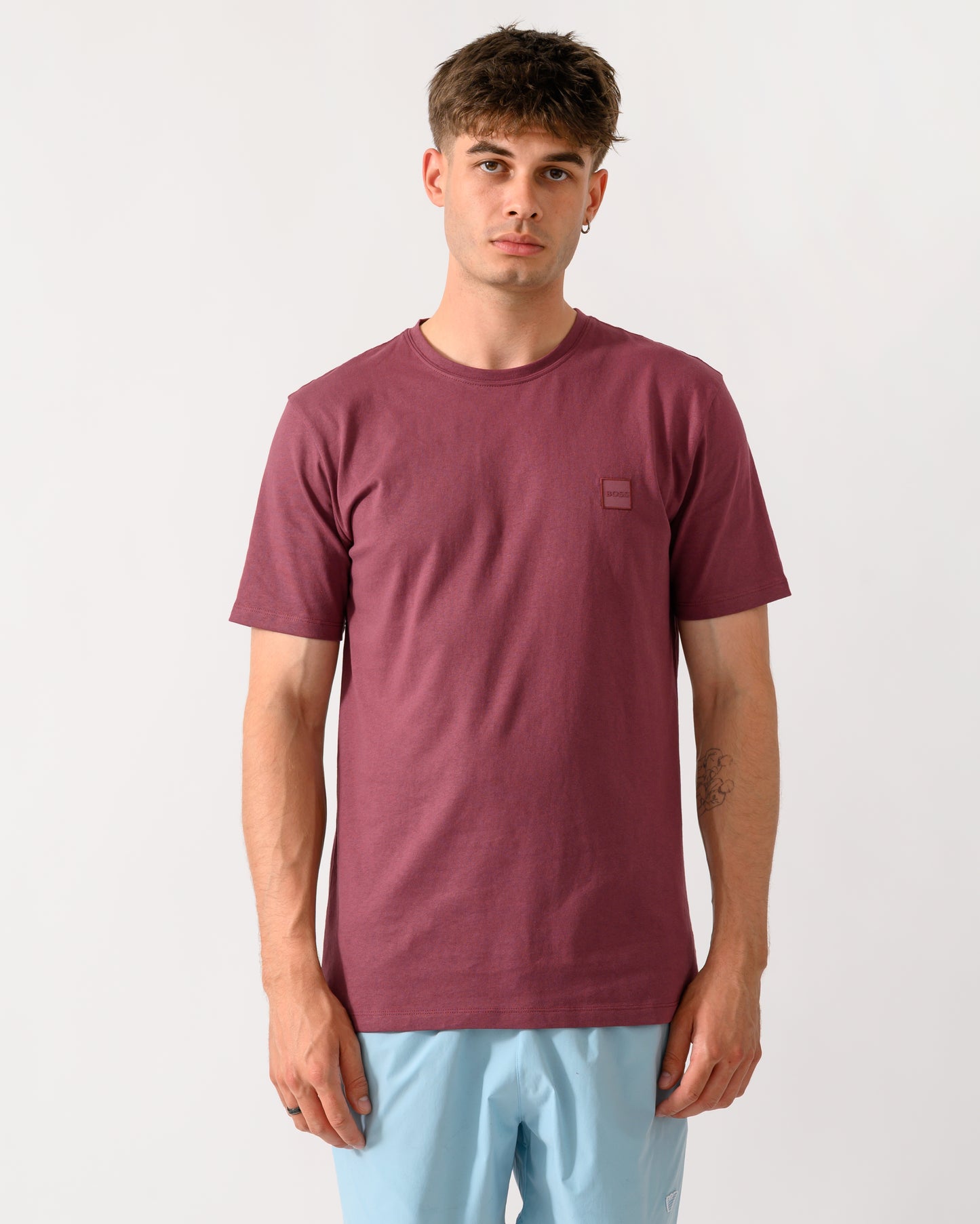model wearing a BOSS Orange Tales Mens Cotton-Jersey T-shirt With Logo Patch in Medium Red 618