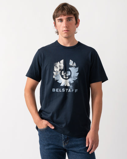 model wearing a Belstaff Mens Blur T-Shirt Cotton in Dark Ink