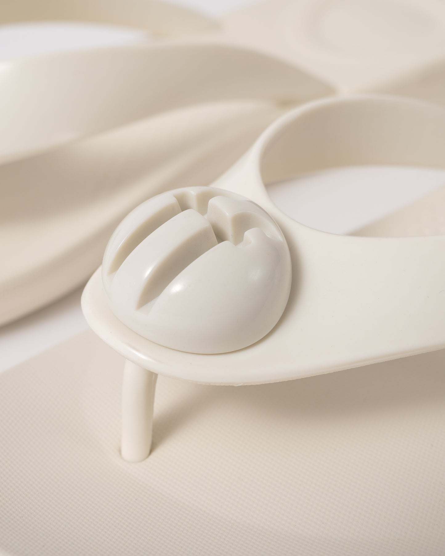 detail of FitFlop Womens IQUSHION Glossy-Button Flip-Flops in Cream 477