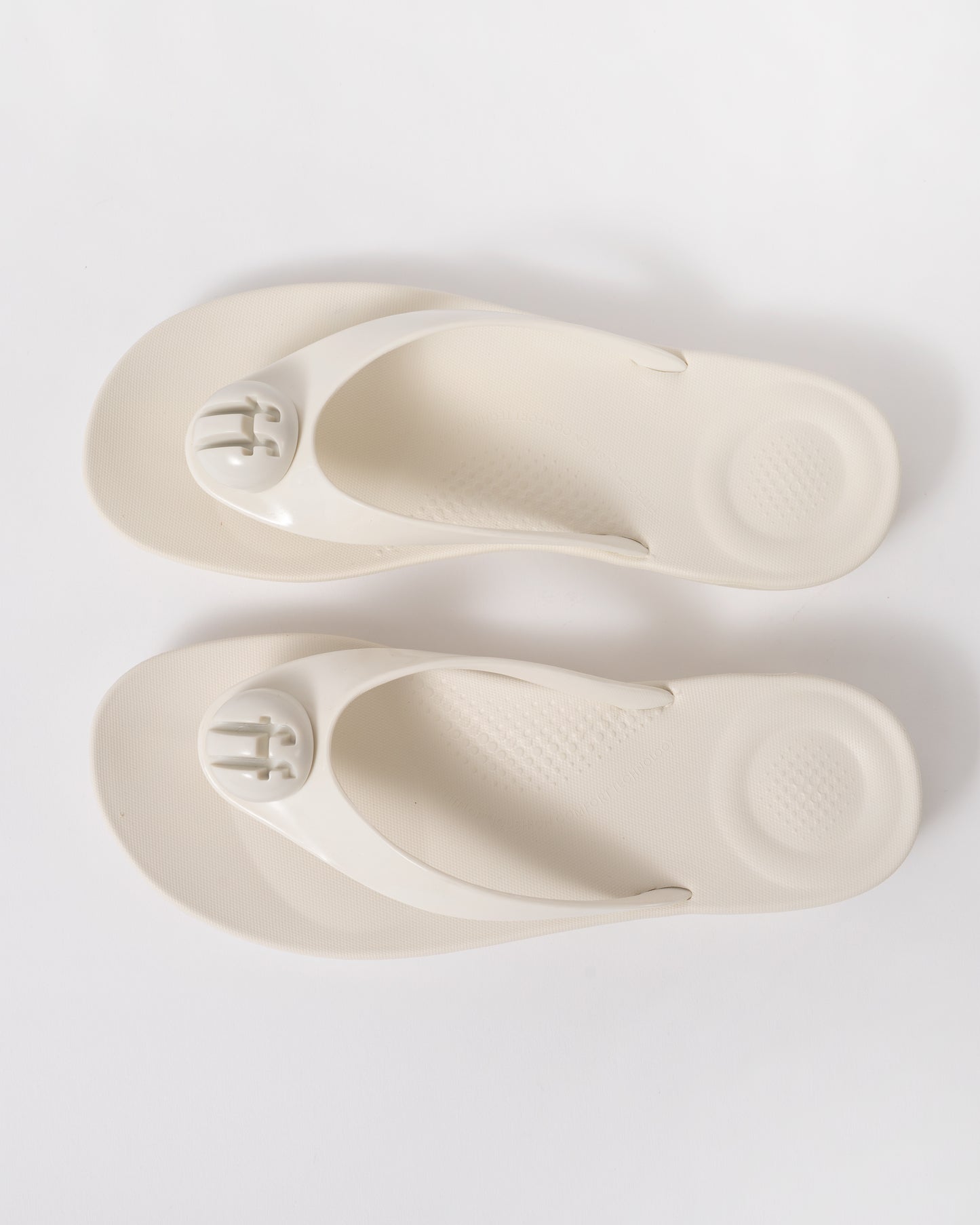 pair of of FitFlop Womens IQUSHION Glossy-Button Flip-Flops in Cream 477