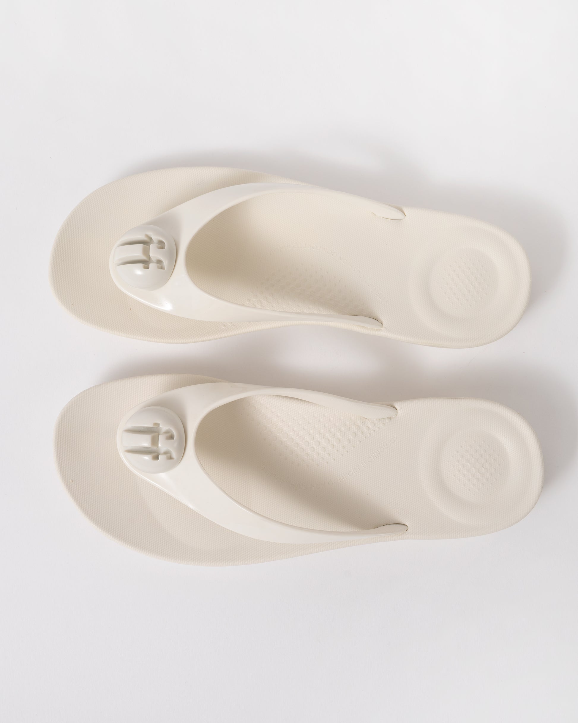 pair of of FitFlop Womens IQUSHION Glossy-Button Flip-Flops in Cream 477