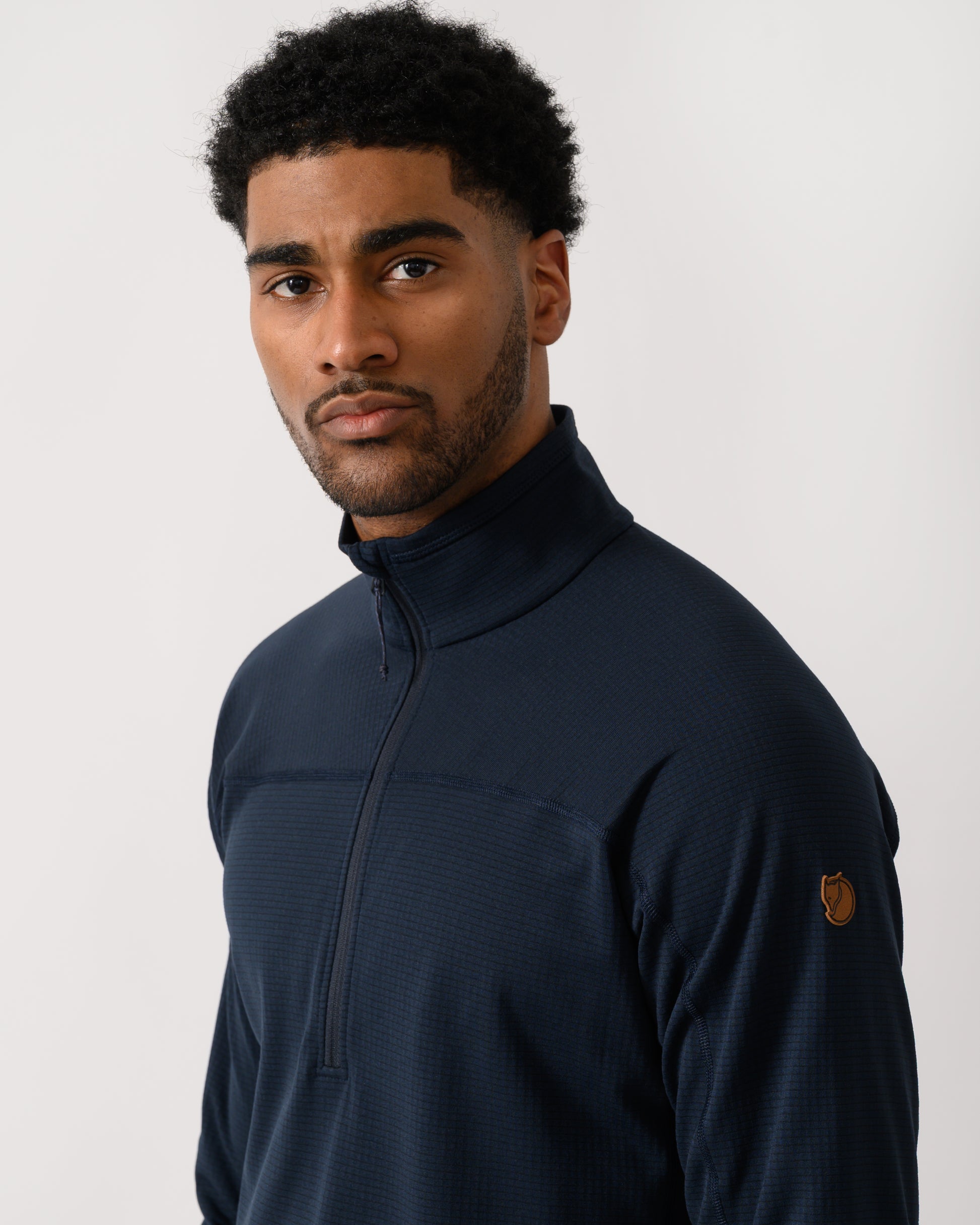 close up shot of a model wearing a Fjallraven Abisko Lite Fleece Half Zip Mens Sweatshirt in Dark Navy 555