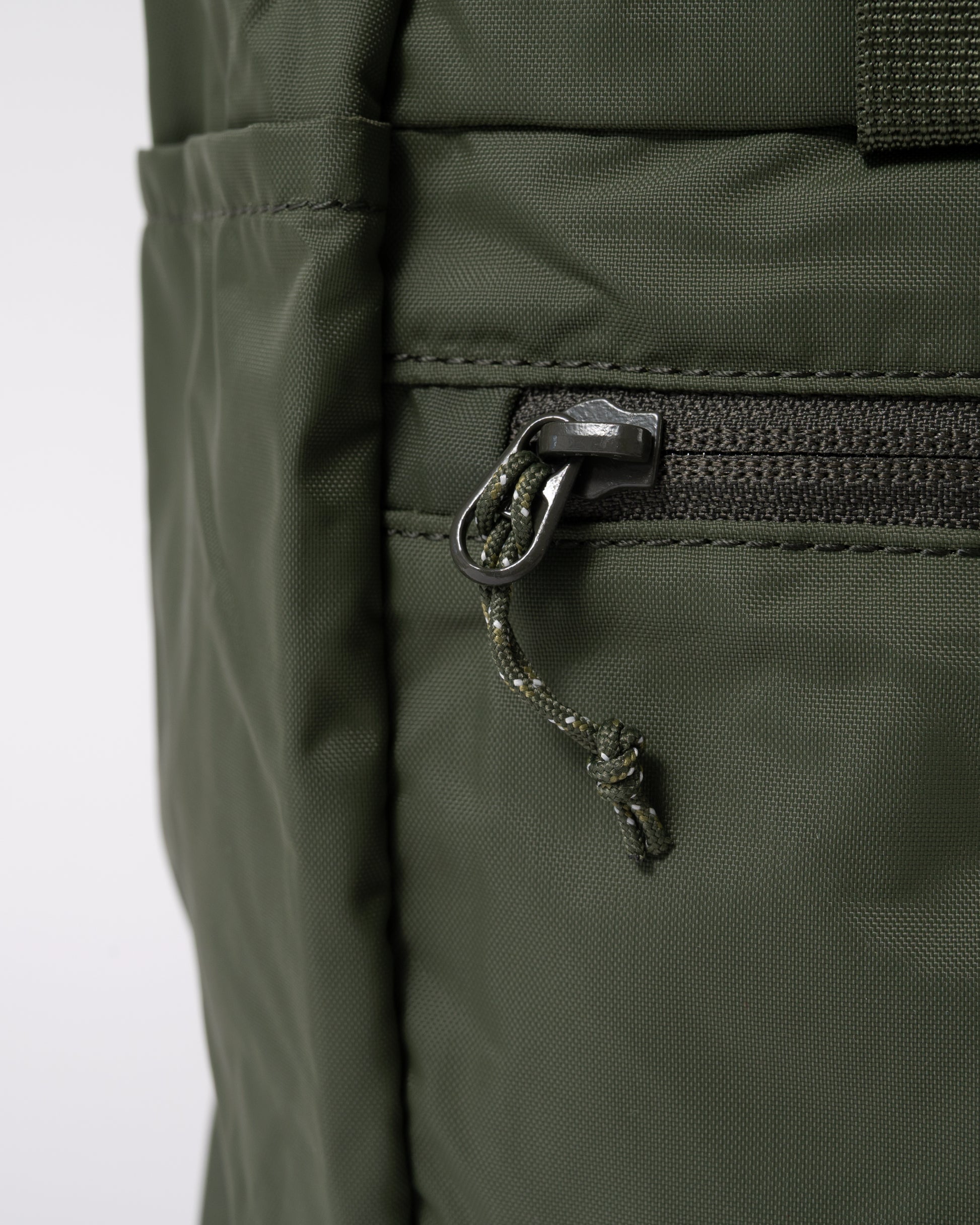 zip detail of Fjallraven High Coast Unisex Totepack in Mountain Green 623