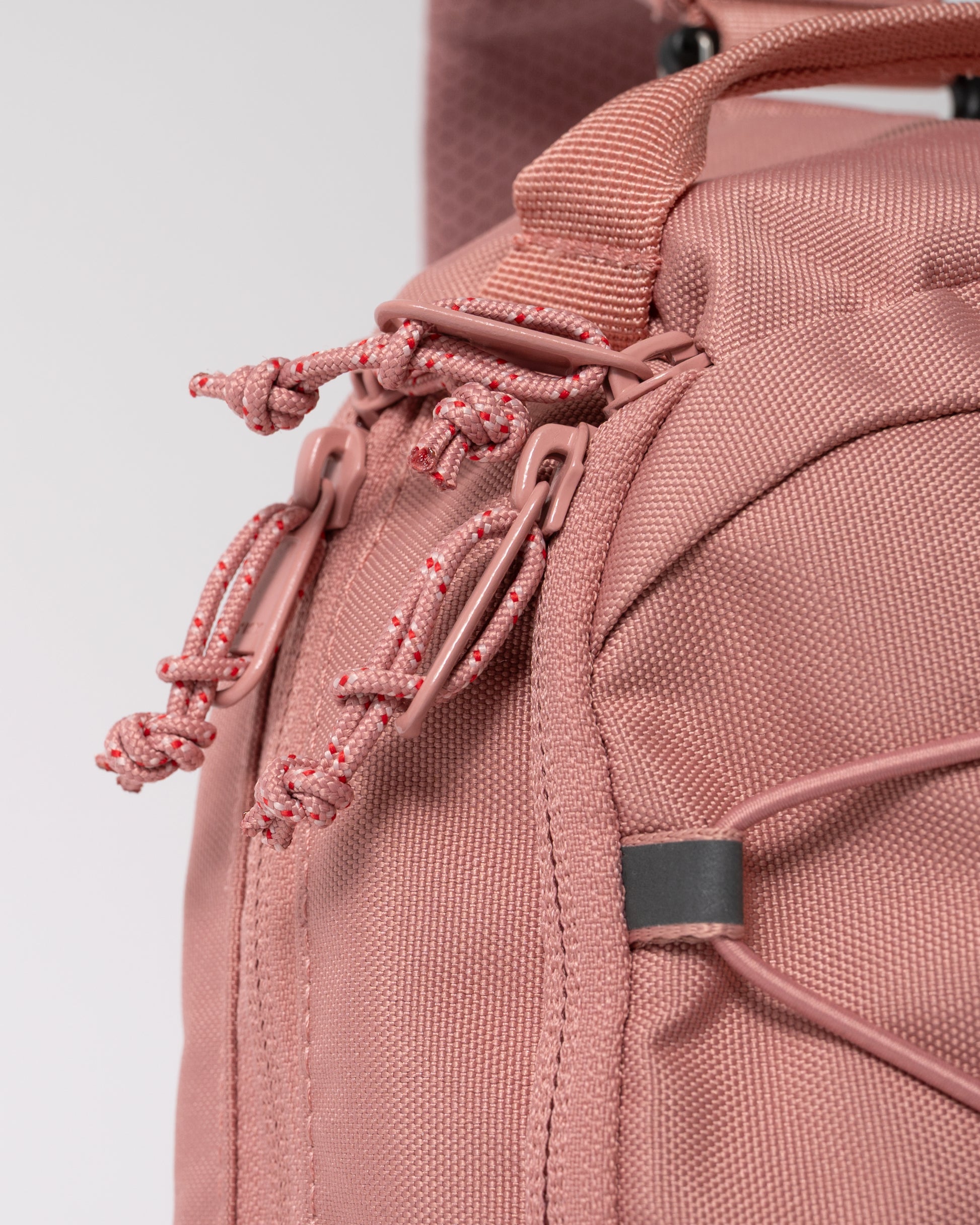 zip detail of Fjallraven Skule 6L Unisex Sling Bag in Dusty Rose 300