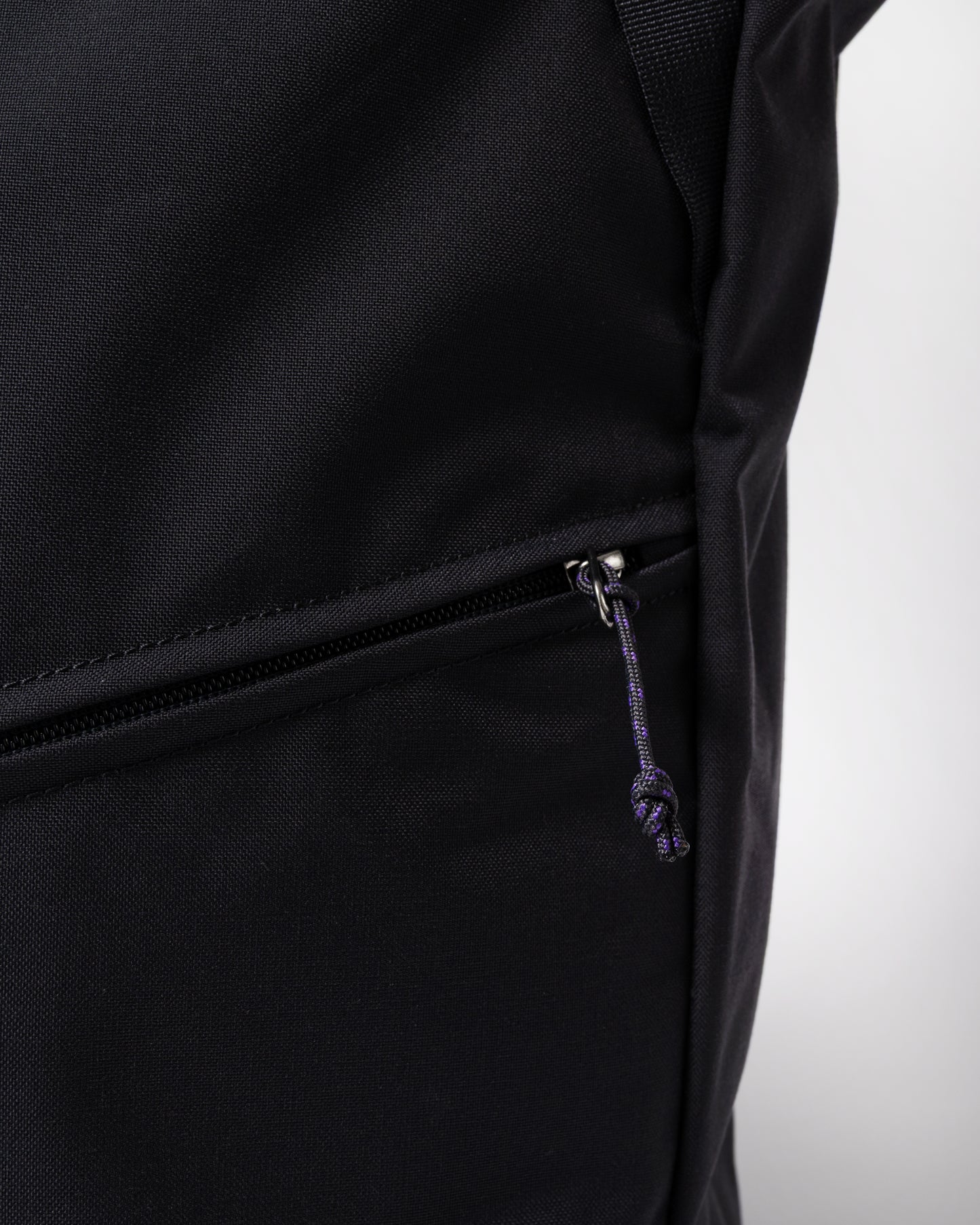 zip detail of Fjallraven Vardag 22L Unisex Totepack in Coal Black 037