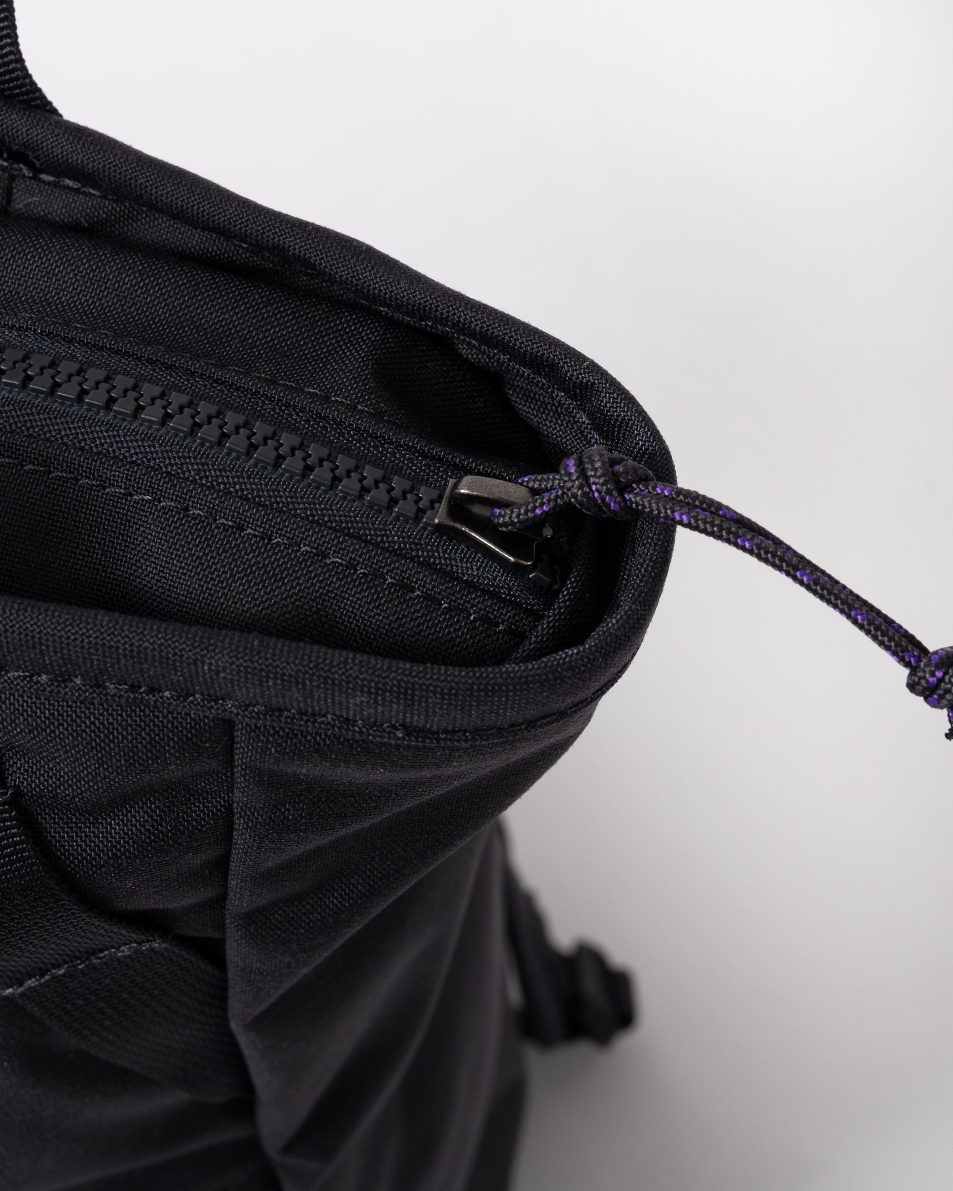 top closure detail of Fjallraven Vardag 22L Unisex Totepack in Coal Black 037