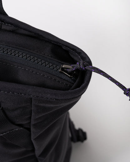 top closure detail of Fjallraven Vardag 22L Unisex Totepack in Coal Black 037