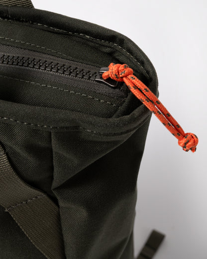 top opening detail of a Fjallraven Vardag 22L Unisex Totepack in Deep Forest 662