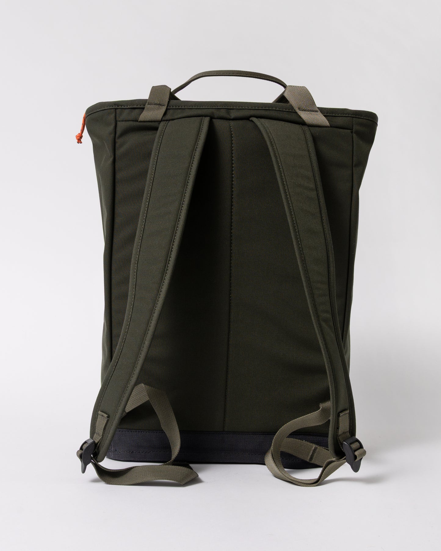 back of a Fjallraven Vardag 22L Unisex Totepack in Deep Forest 662