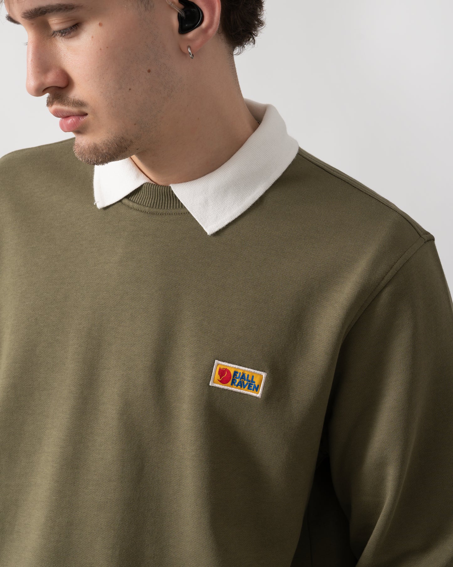 close up shot of a model wearing Fjallraven Vardag Mens Sweater in Green 620