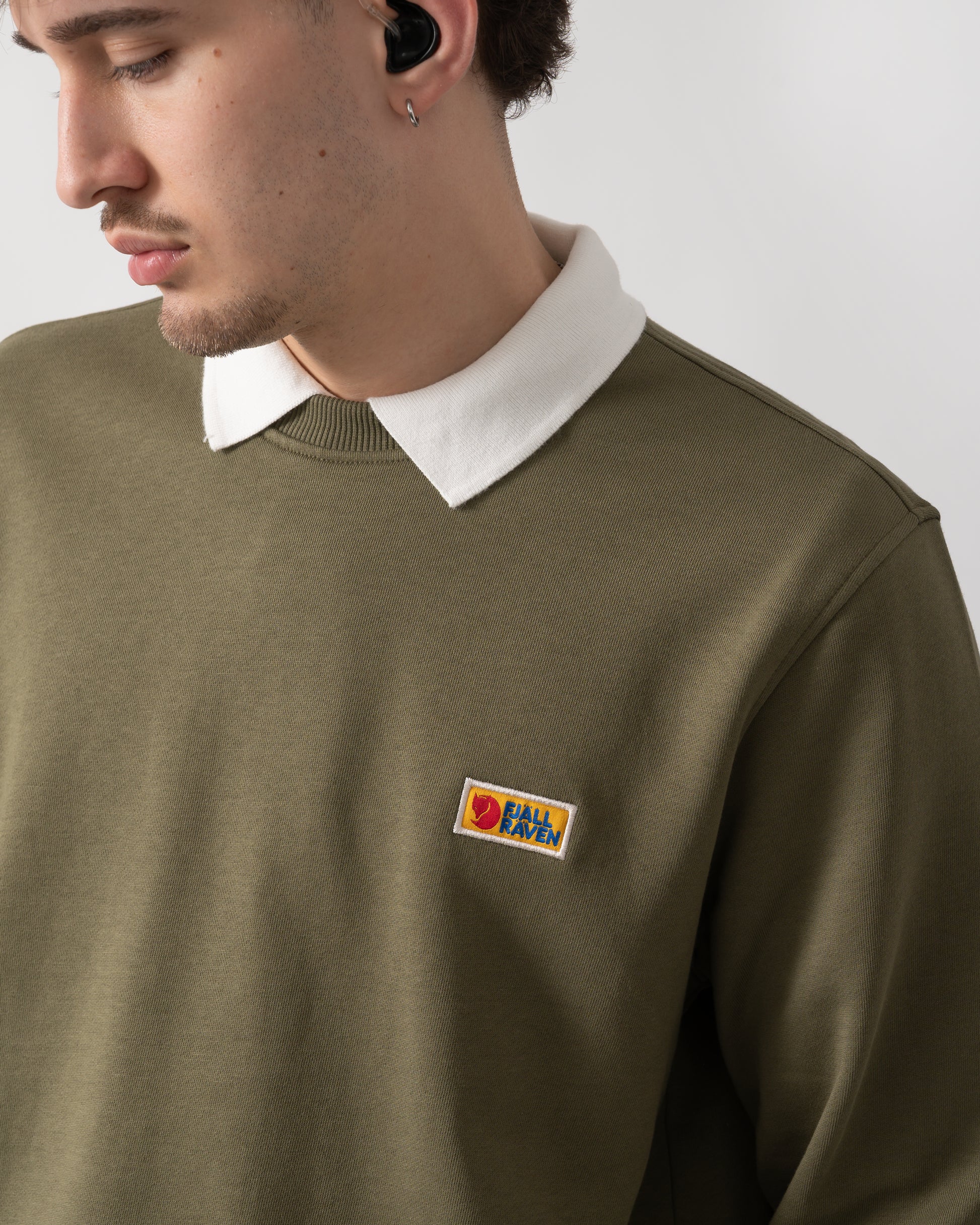 close up shot of a model wearing Fjallraven Vardag Mens Sweater in Green 620