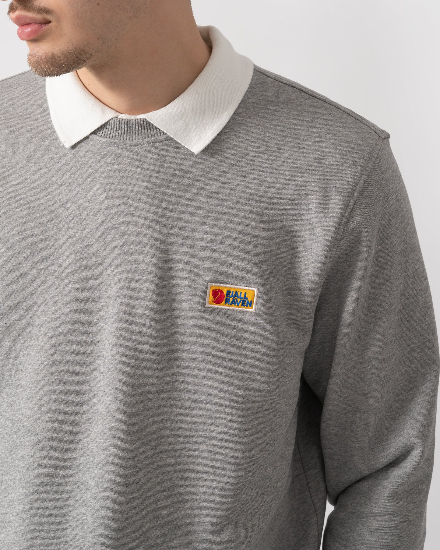 close up shot of a model wearing a Fjallraven Vardag Mens Sweater in Grey Melange 020-999