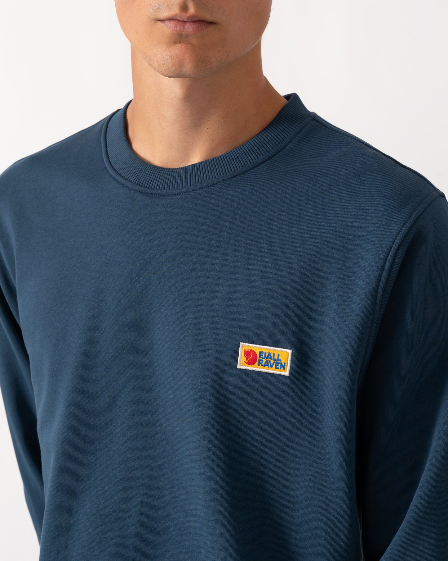 close up of a model wearing a Fjallraven Vardag Mens Sweater in Storm 638