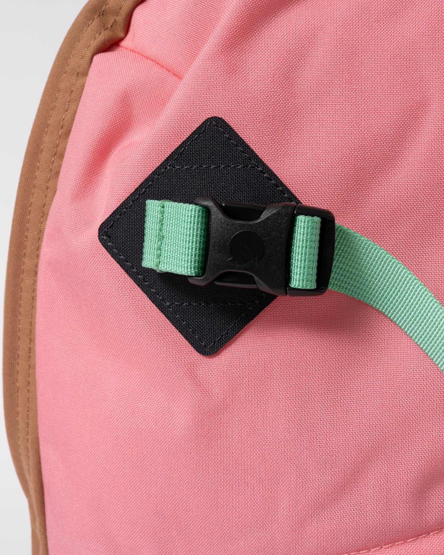 buckle detail of a Fjallraven Vardag Unisex Backpack 17 in Poppy Pink and Khaki Dust 