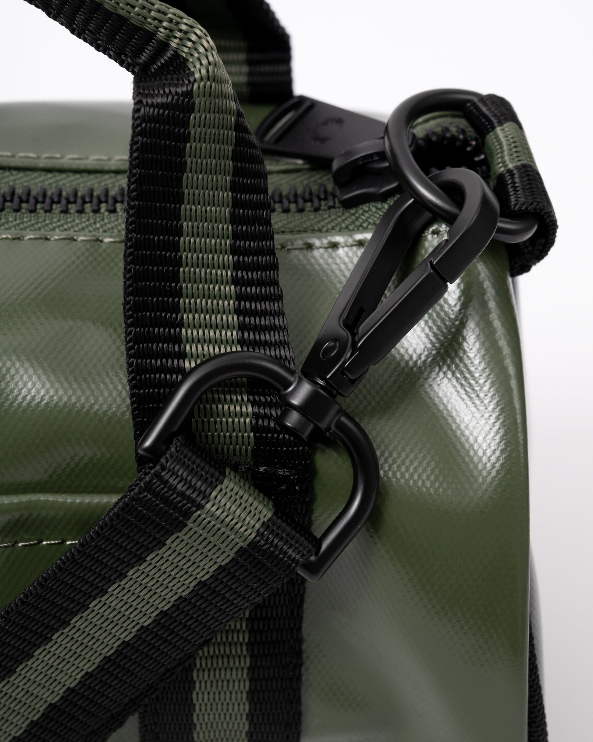 strap clip detail of a Fred Perry Classic Mini Barrel Bag in Laurel Wreath Green and Black Z50