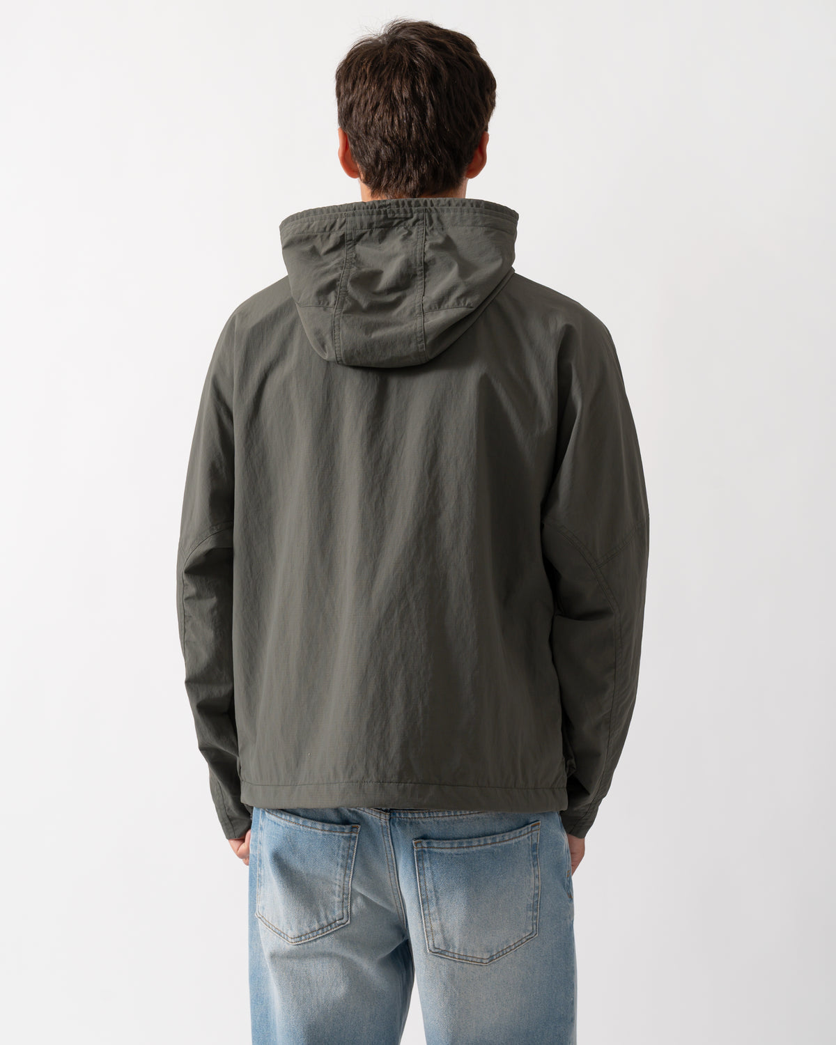 back shot ofa model wearing a Fred Perry Mens Cropped Ripstop Parka in Field Green D09