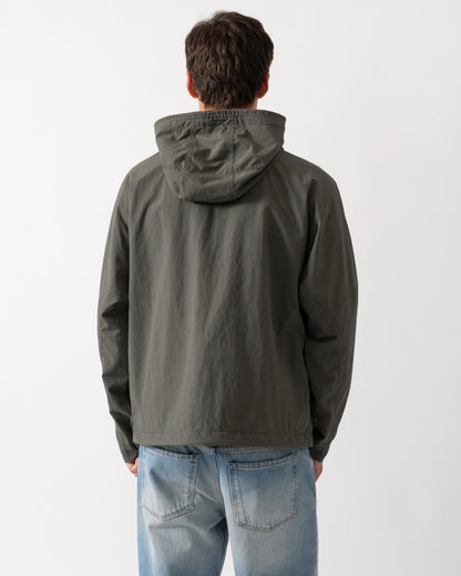 back shot ofa model wearing a Fred Perry Mens Cropped Ripstop Parka in Field Green D09