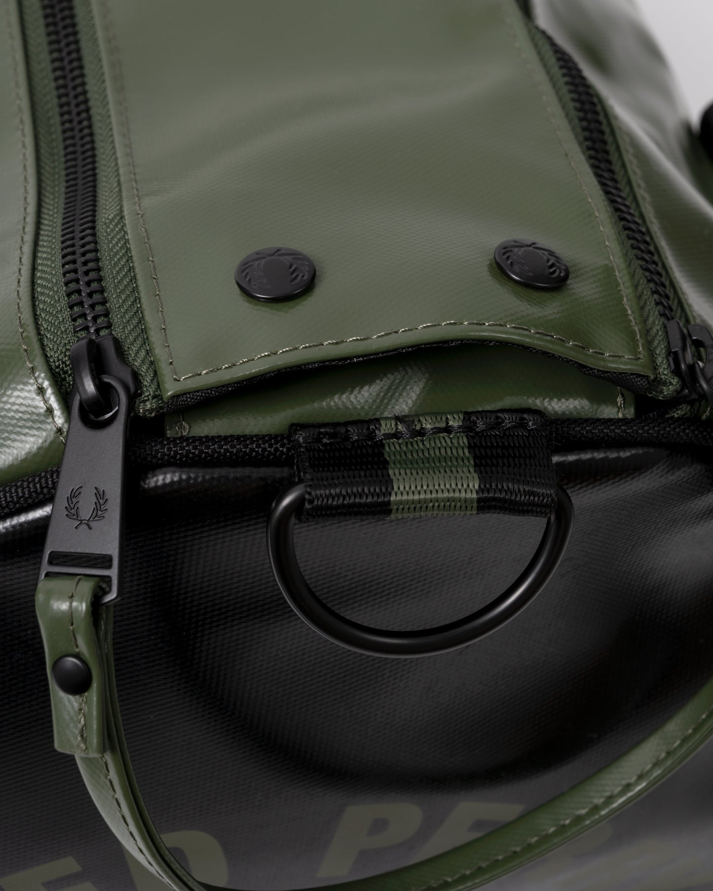 zipper and closure detail of a Fred Perry Recycled Polyester Classic Barrel Bag in Laurel Wreath Green and Black Z50