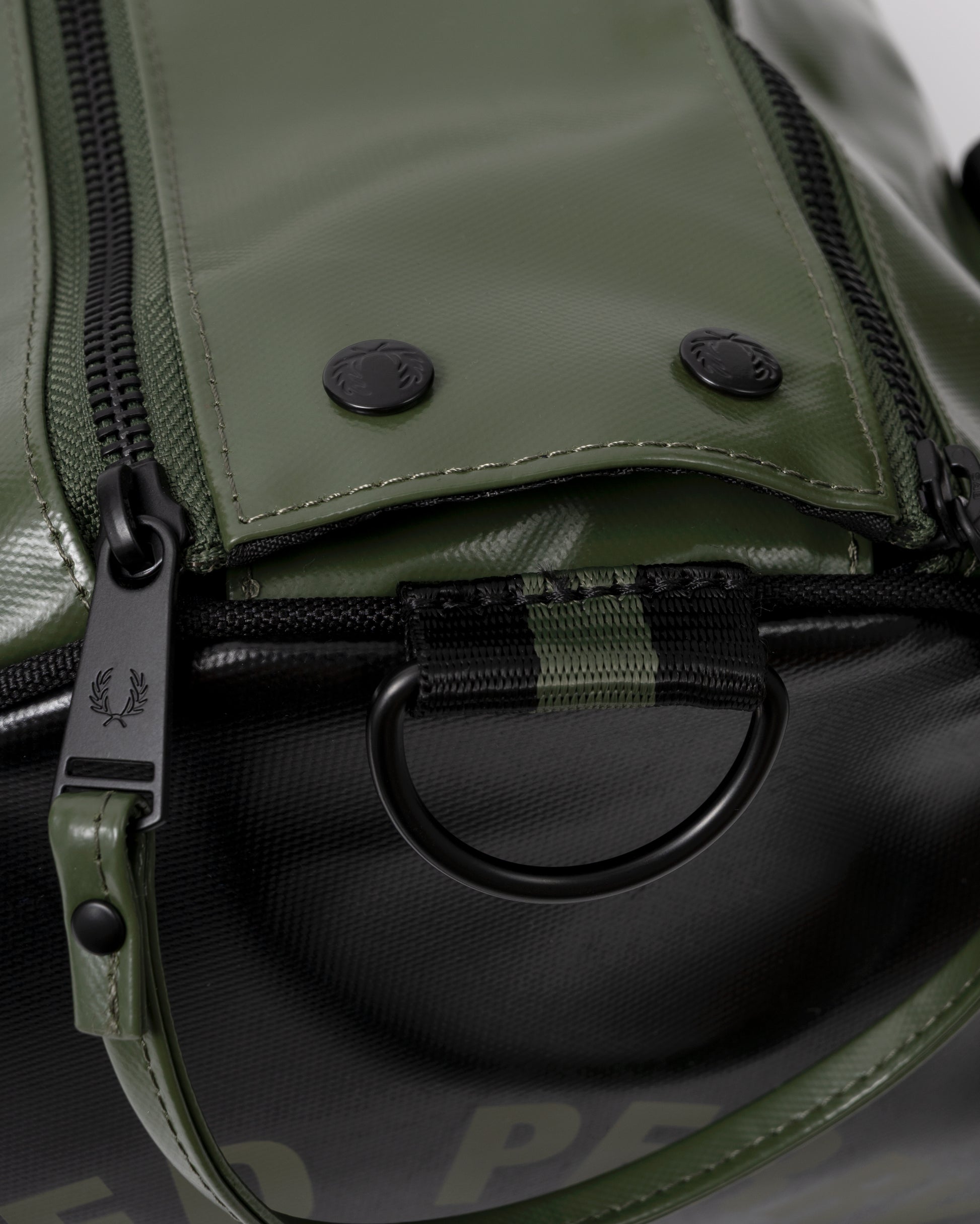 zipper and closure detail of a Fred Perry Recycled Polyester Classic Barrel Bag in Laurel Wreath Green and Black Z50