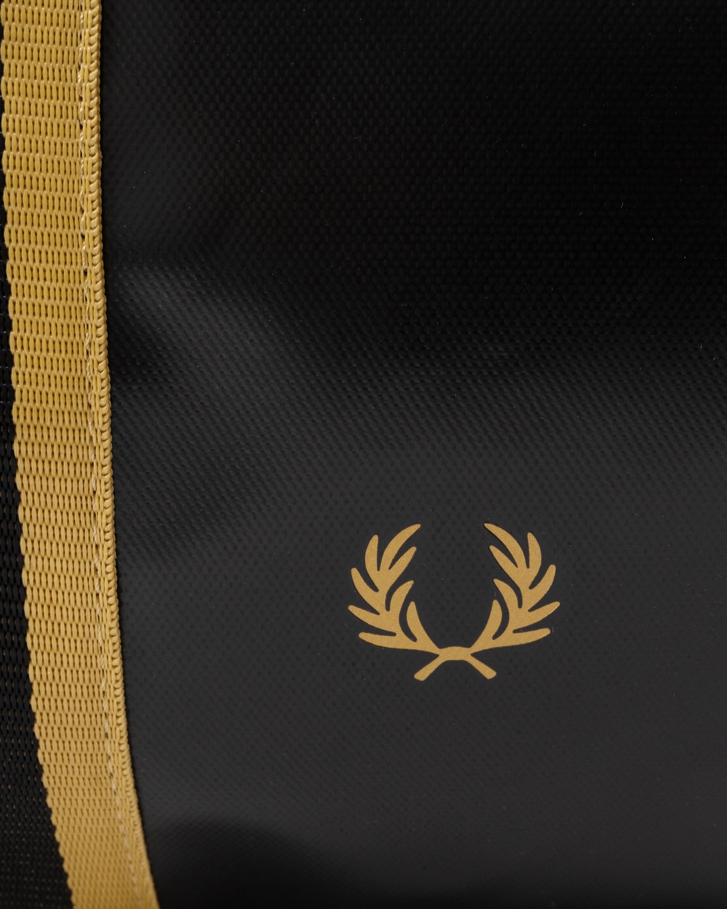 Logo of Fred Perry Tipped Classic Barrel Bag - Black/Gold 774
