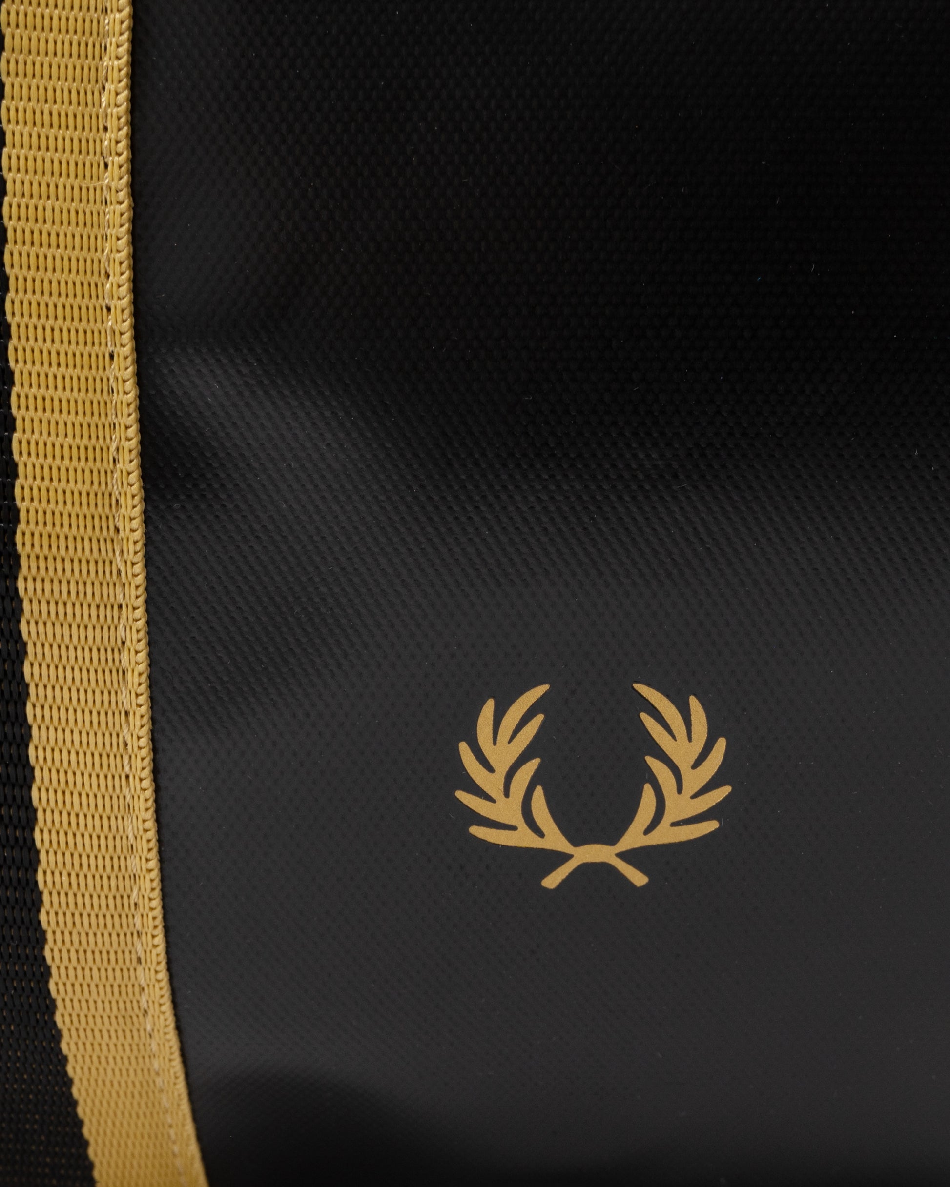 Logo of Fred Perry Tipped Classic Barrel Bag - Black/Gold 774
