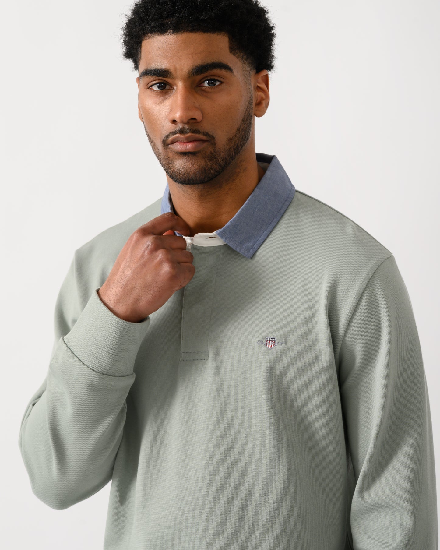 detail view of a model wearing a GANT Mens Regular Chambray Heavy Rugger in 10 Ceramic Grey