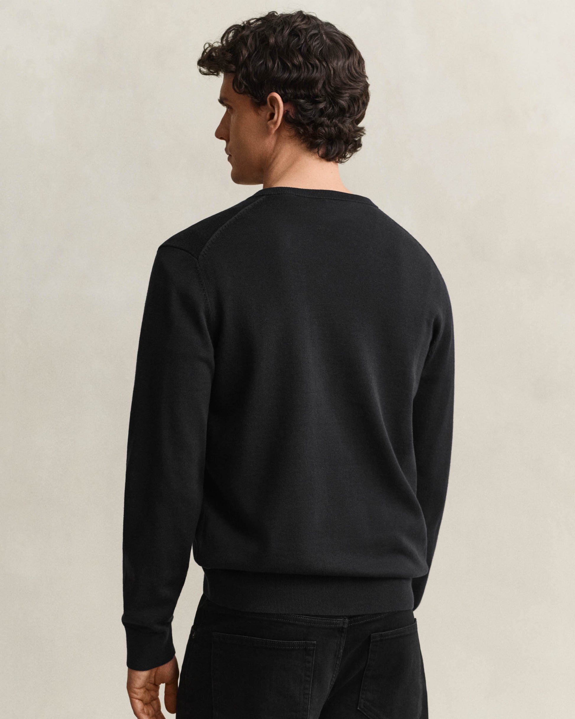 GANT Mens Classic Cotton Shield Logo V - Neck Jumper - 5 Black | CHO | Designer Mens V - Neck Jumpers