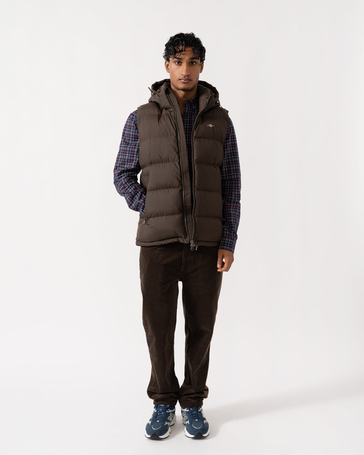 Man wearing the GANT Mens Active Cloud Vest - 217 Black Brown