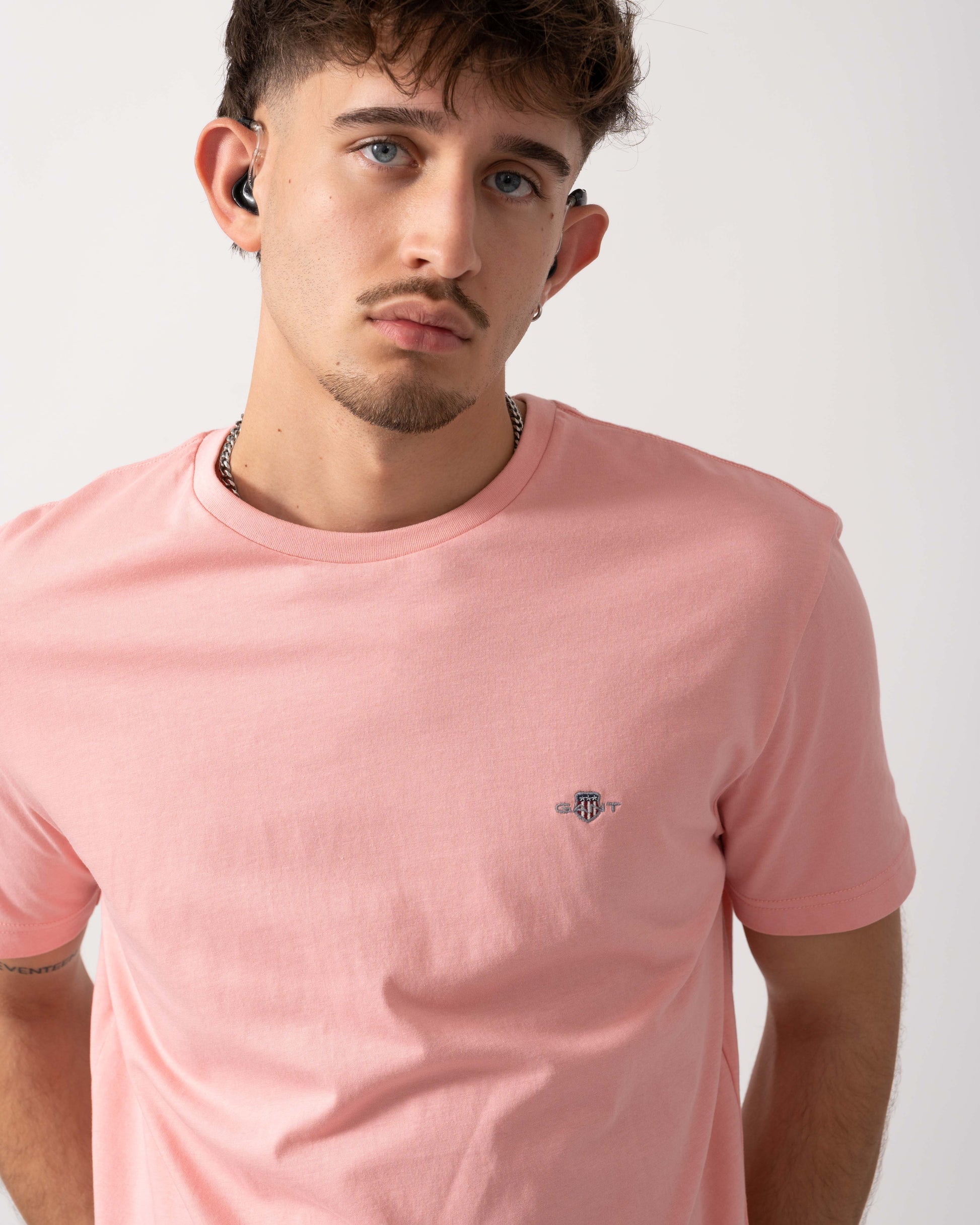 GANT Mens Regular Fit Short Sleeve Shield Logo T-Shirt - 671 Bubbelgum Pink detail