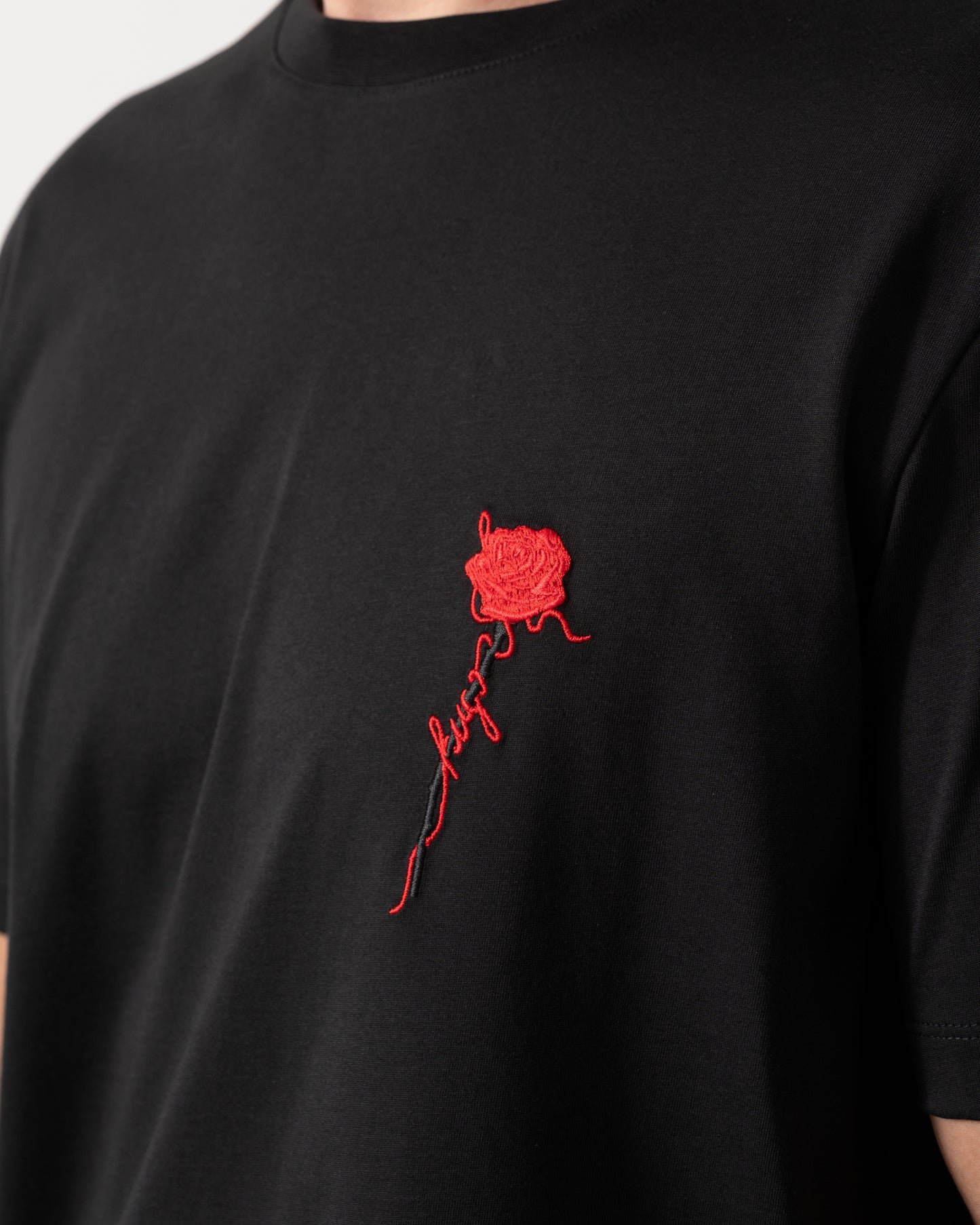 embroidery detail of a HUGO Diflow Mens T-Shirt in Black 001