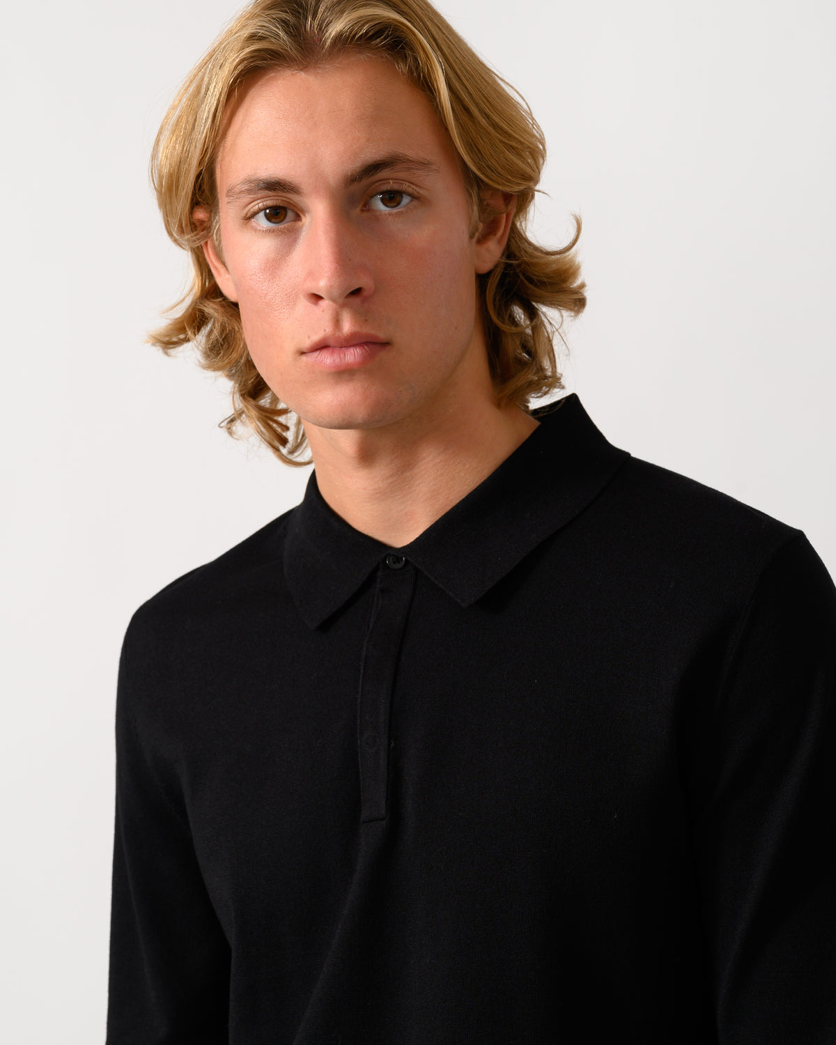 close up of model wearing a HUGO San Pippo Mens Slim-fit knit polo with rear logo in Black 001