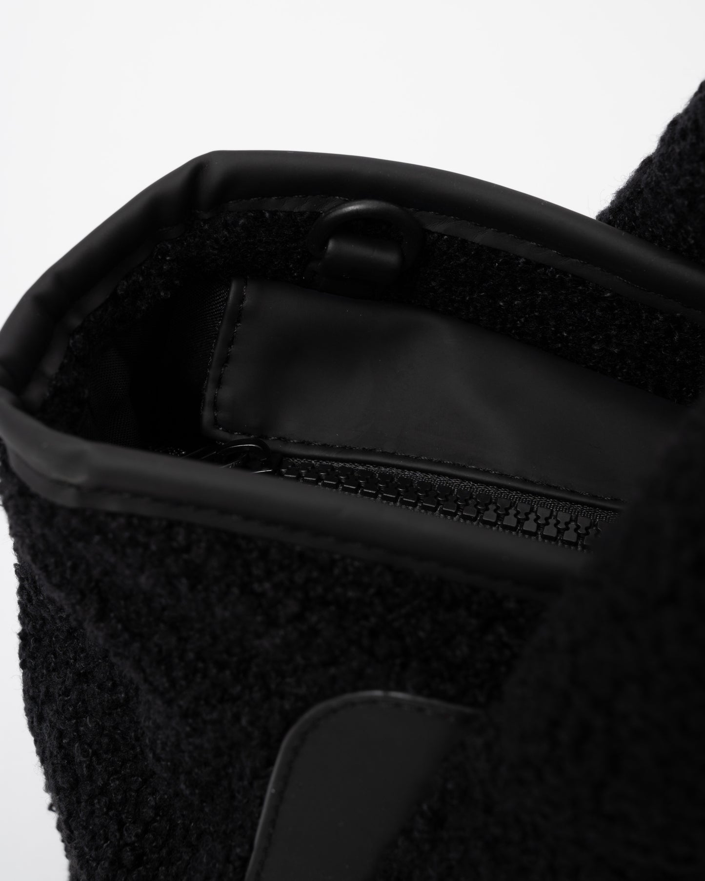 Hunter Alloa Borg Crossbody zip detail